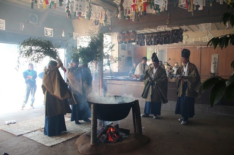 お湯立て　釜に聖なる湯を沸かし、釜を祓い、神を寄せる神事。