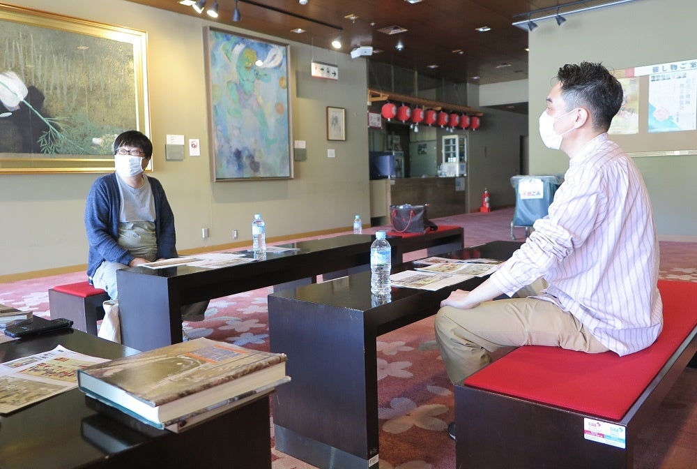 六角精児と古今亭駒治 小劇場ロビーで本公演の打合せ