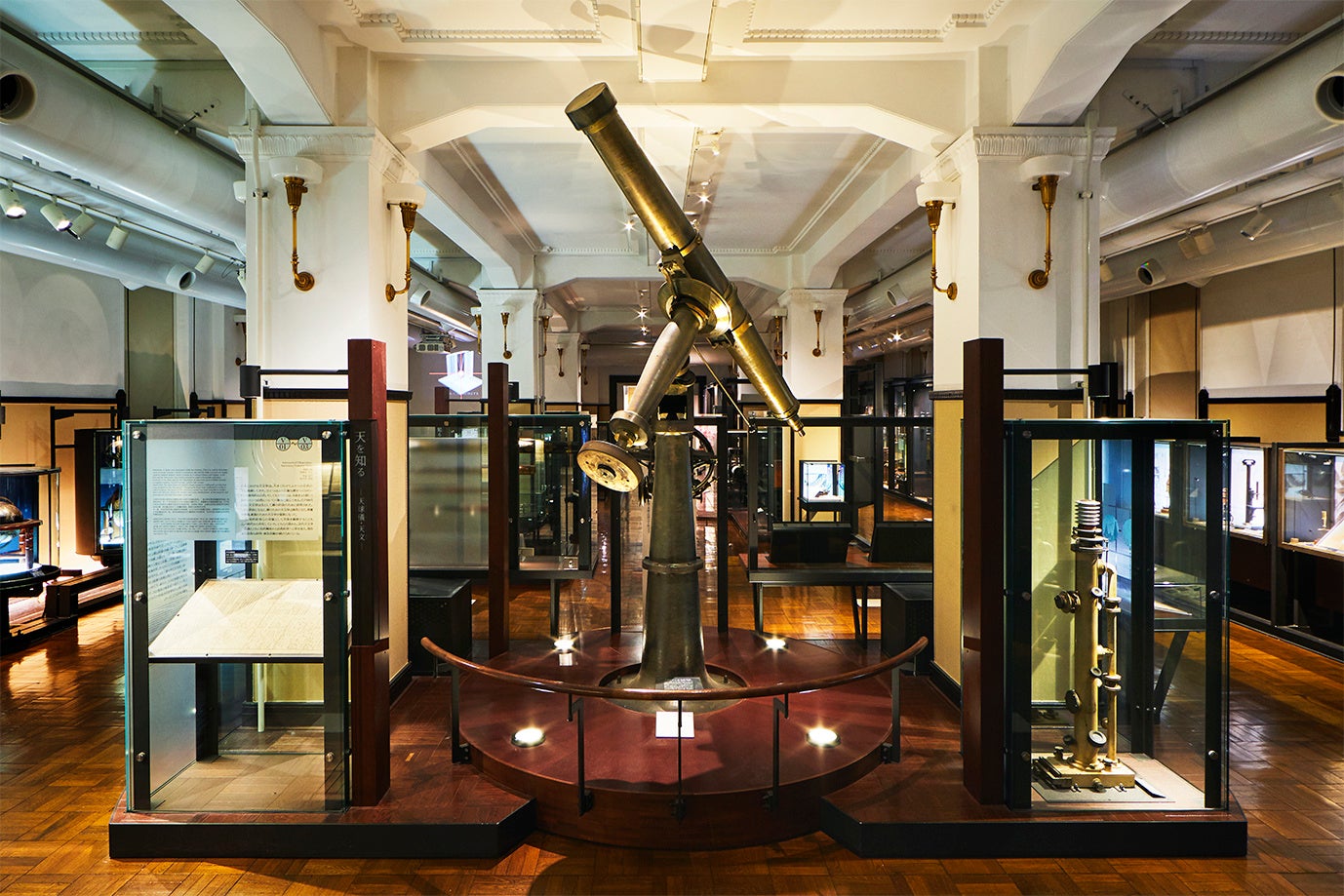 日本館1F　トロートン天体望遠鏡