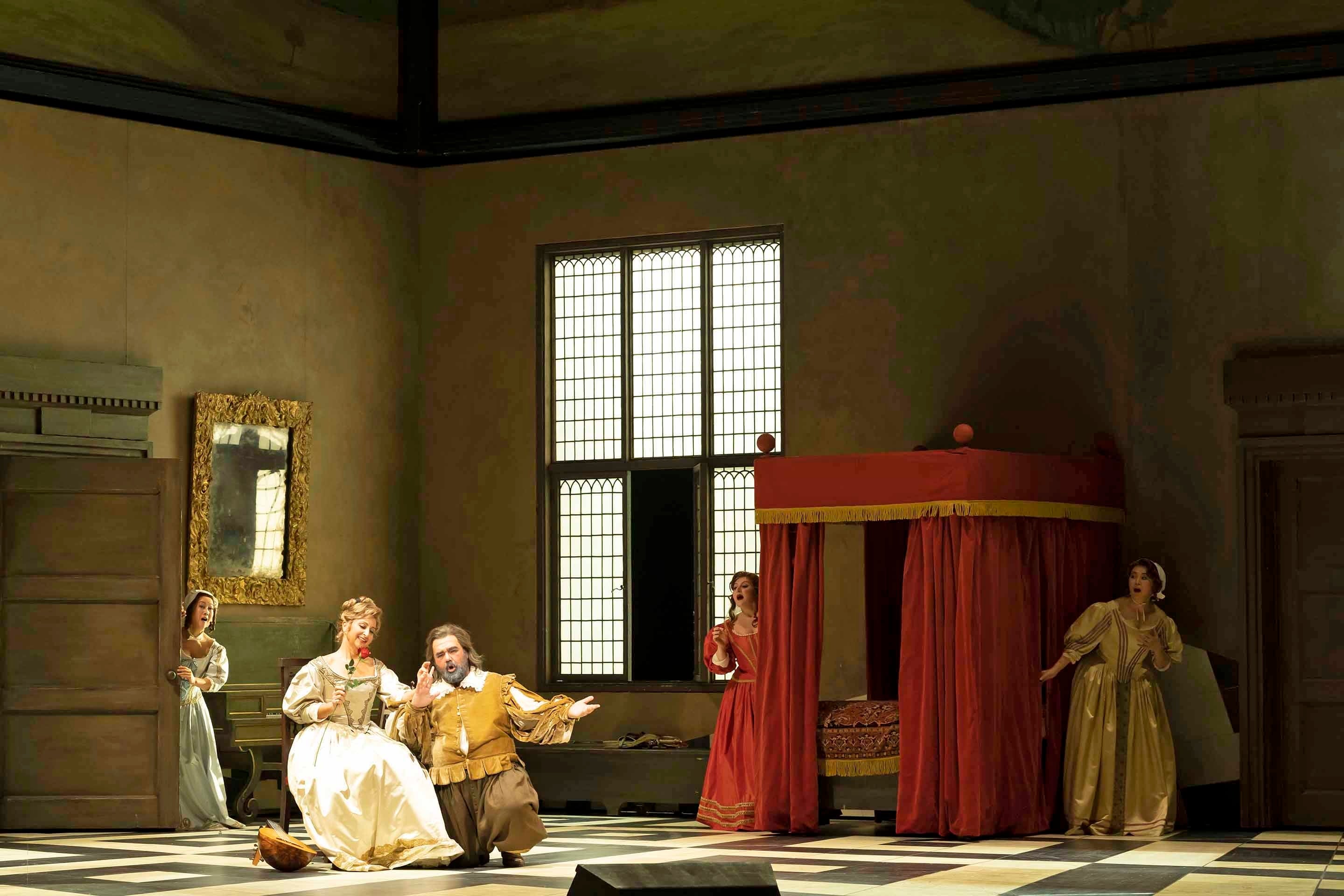 新国立劇場『ファルスタッフ』2018年公演より　撮影：寺司正彦