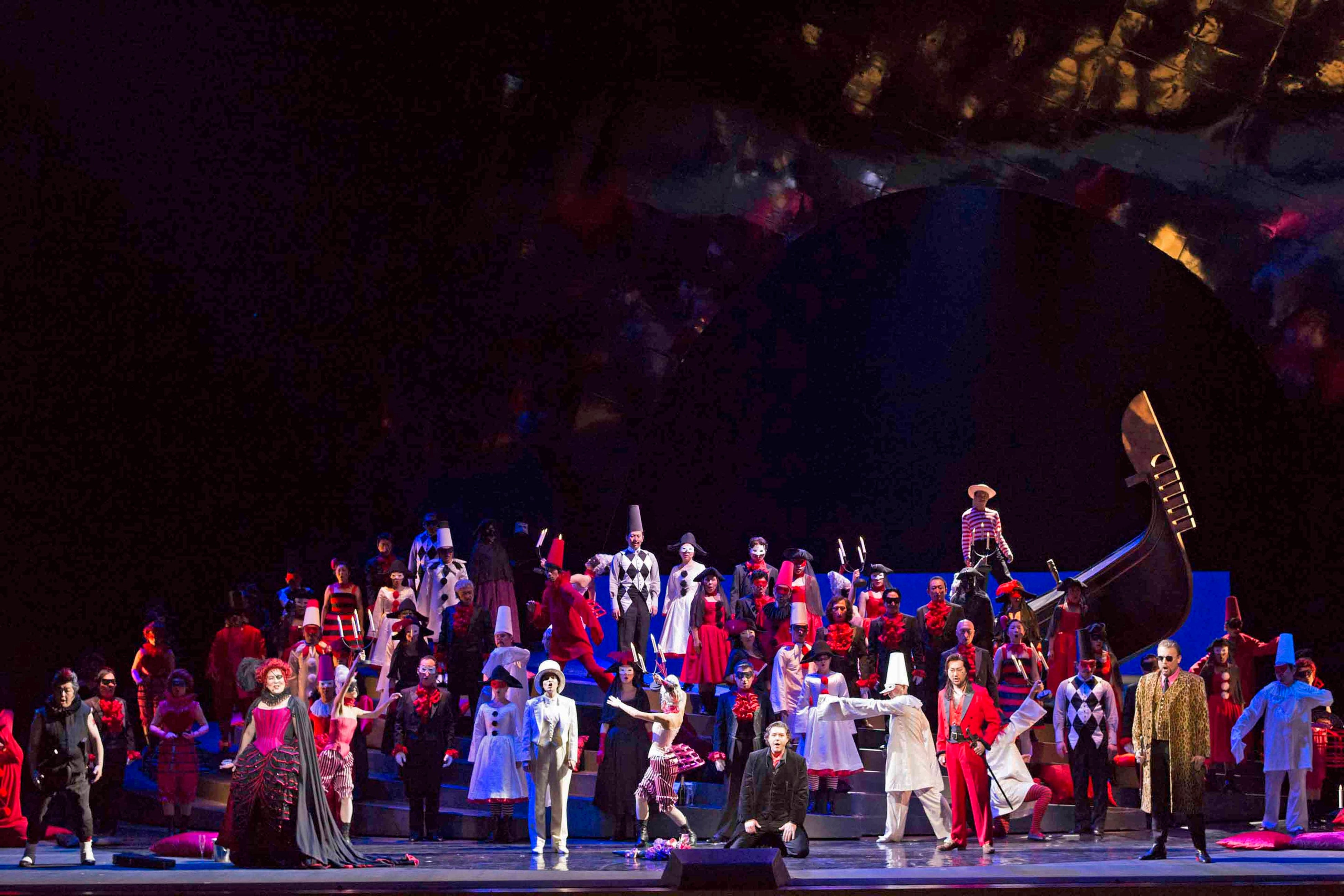 新国立劇場『ホフマン物語』より　撮影：寺司正彦