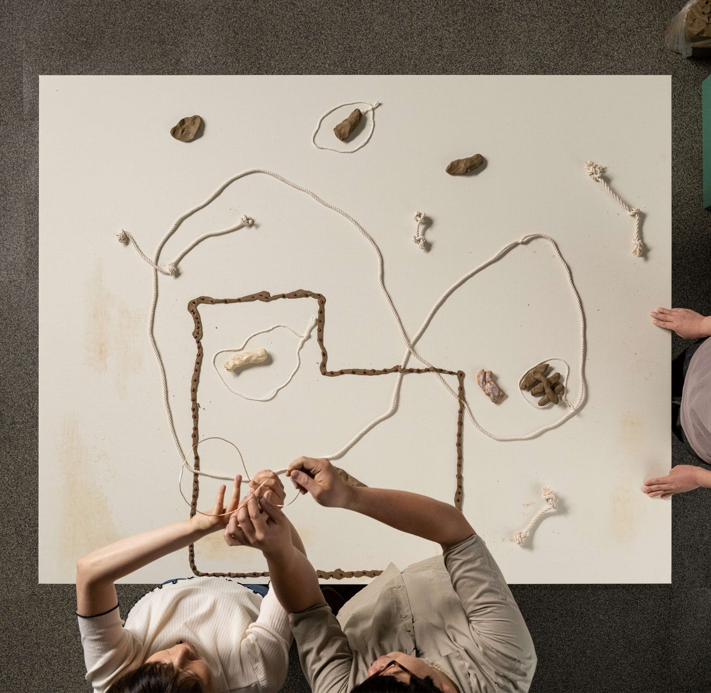 〈キャンバスに《蝶の軌跡》の触図をつくる〉(撮影:表恒匡)