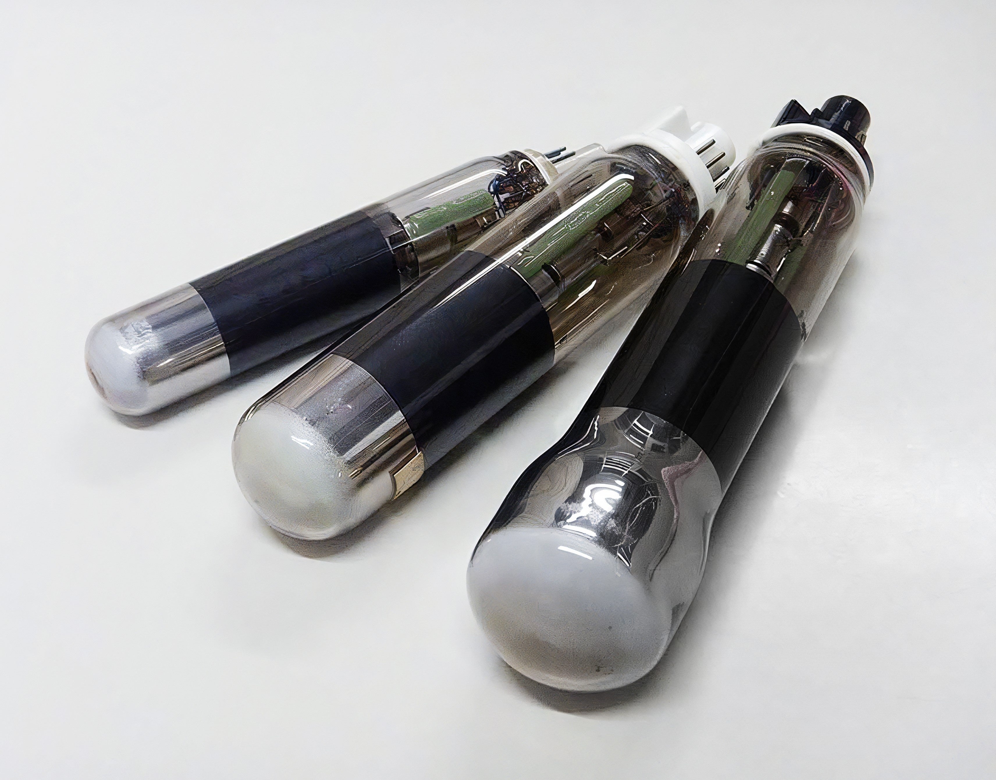 左より、高解像度用（直径20 mm）、汎用（直径28.6 mm）、高輝度用（直径35 mm）の各CRT光源管