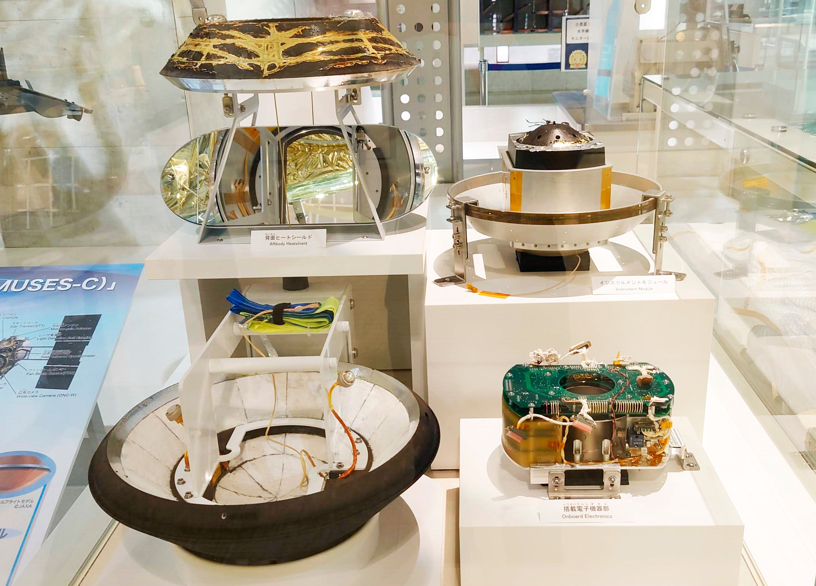「はやぶさ」再突入カプセル（常設展示）（写真：国立科学博物館）