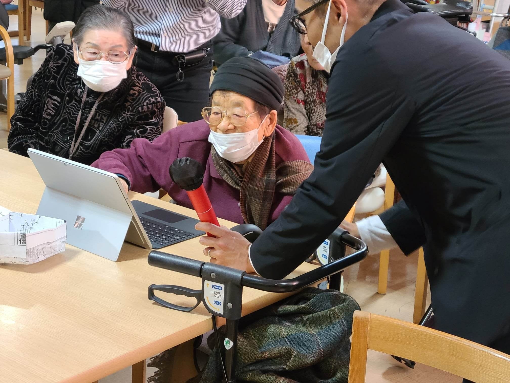 スタッフに教えてもらいながら自身でPCを操作