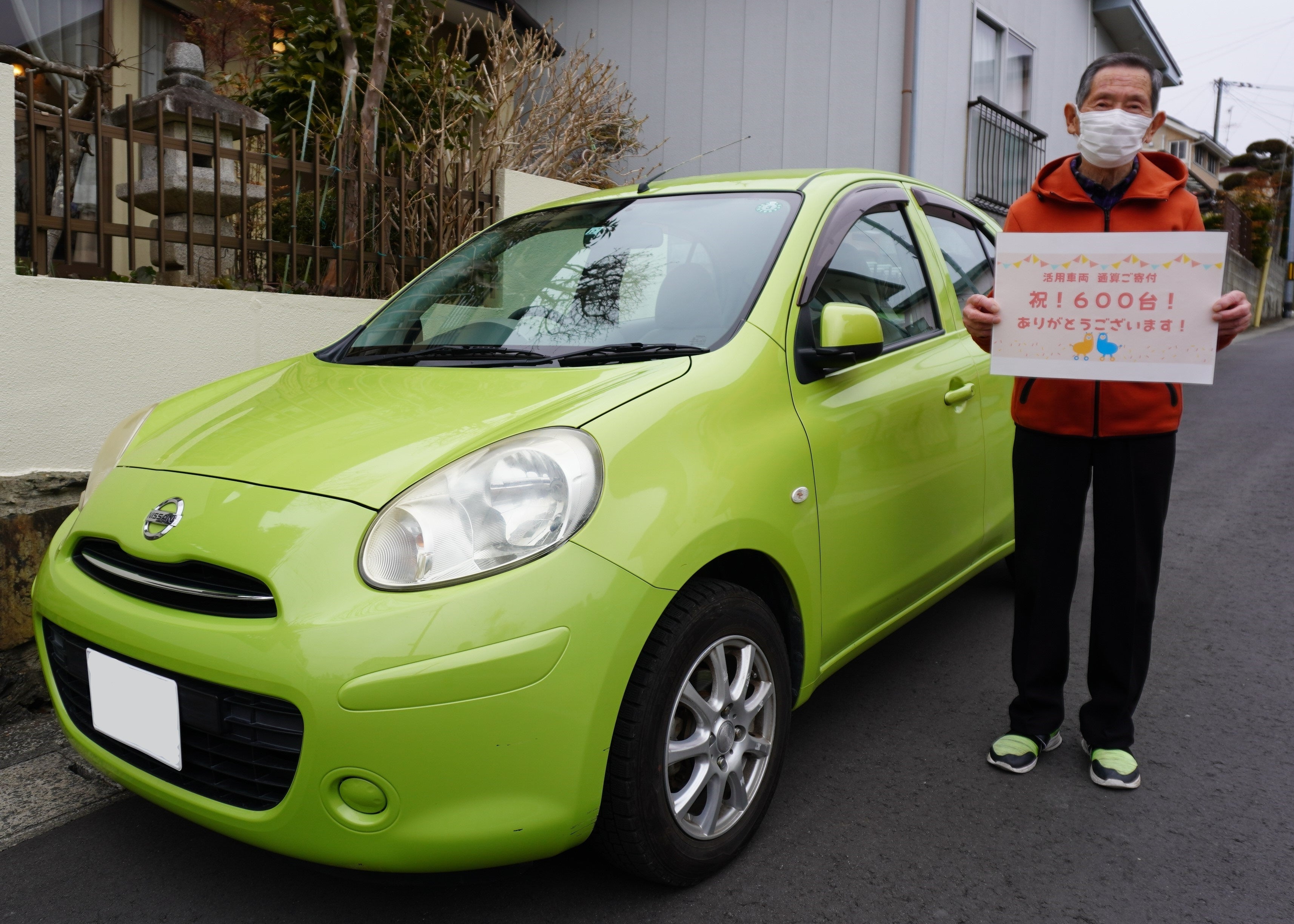 600台の記念ボードと共に記念撮影