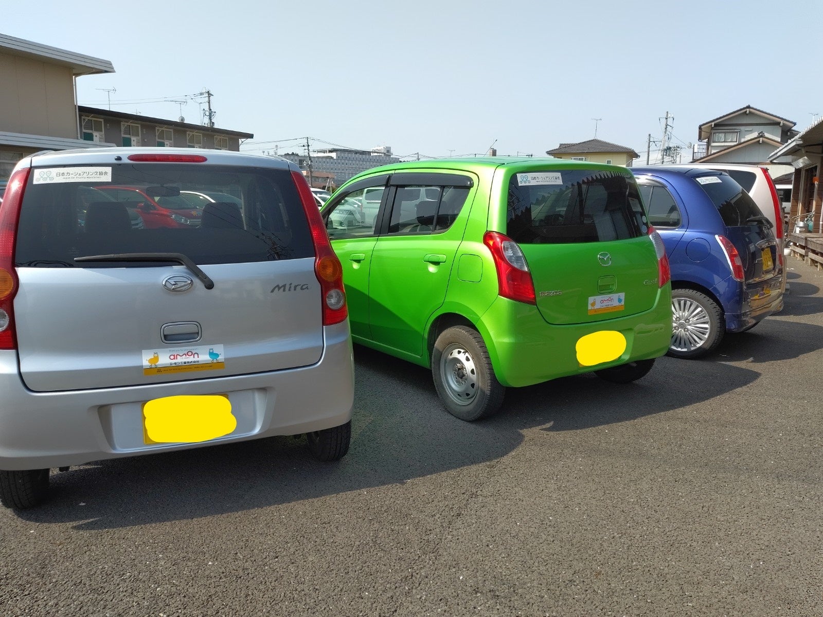 車両には社名入りのステッカー