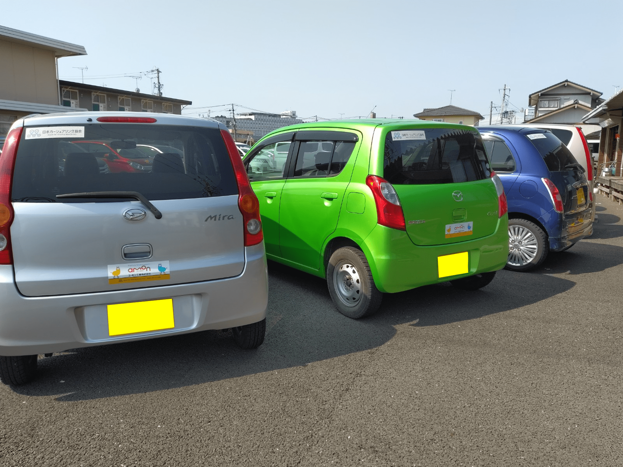 車両には社名入りのステッカー