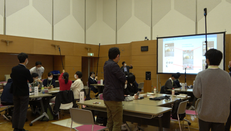 360度カメラを手に試し撮影をしている生徒たち