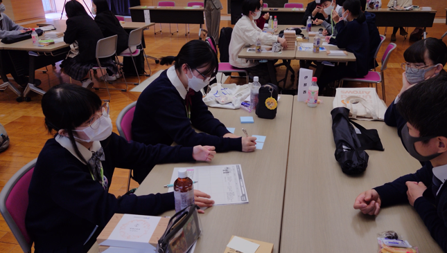 学校のどこを撮影するのか議論する生徒たち