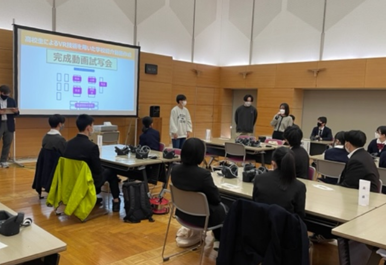 撮影の苦労、こだわりポイントを説明する生徒たち