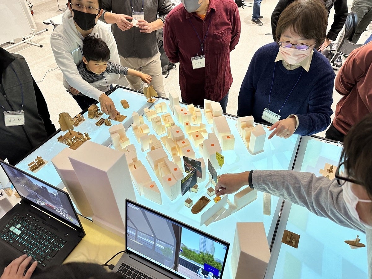 タンジブル・インターフェースを使用したワークショップの様子