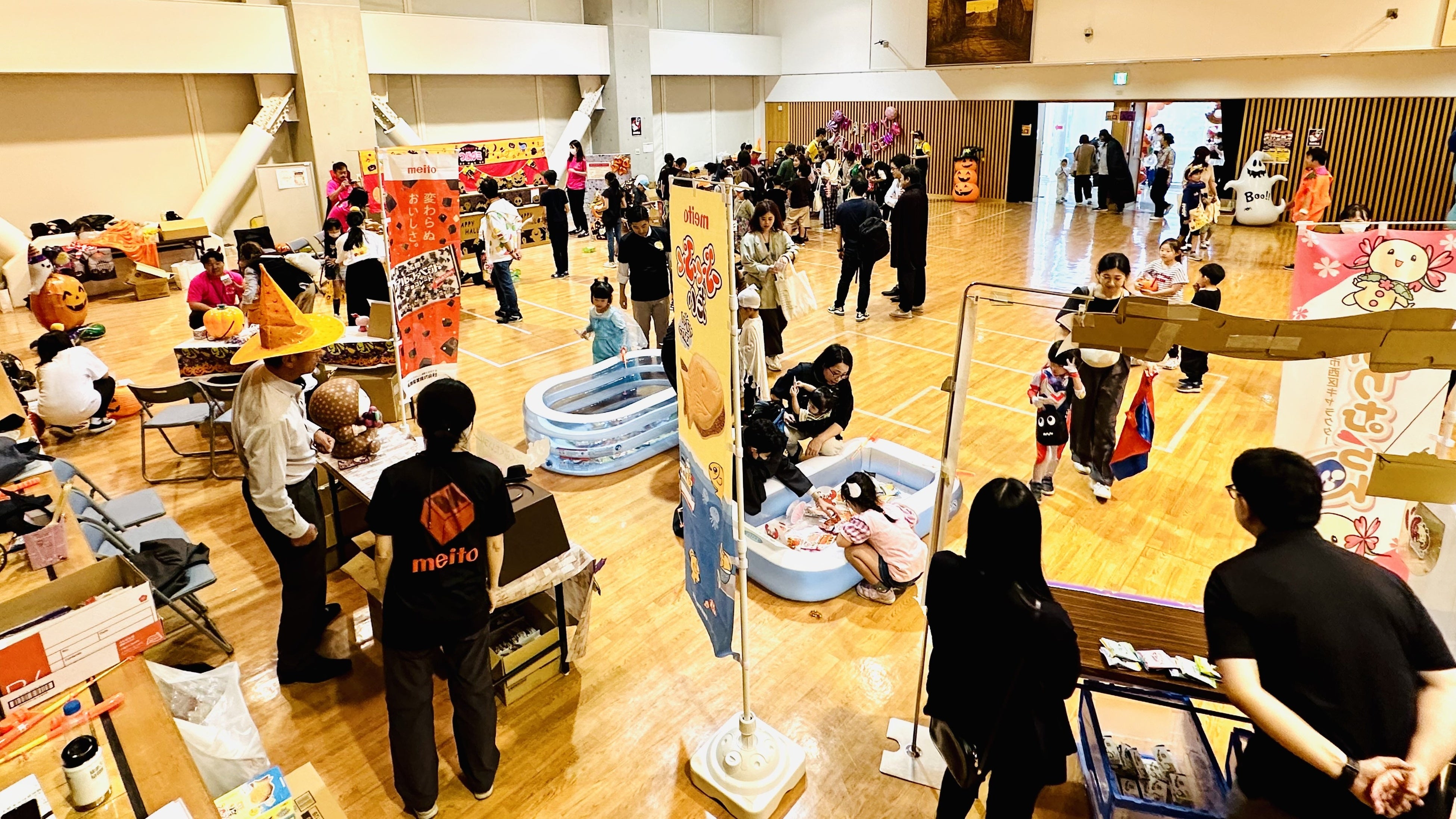 名古屋市西区役所2階の講堂にはたくさんの子どもたちが参加。