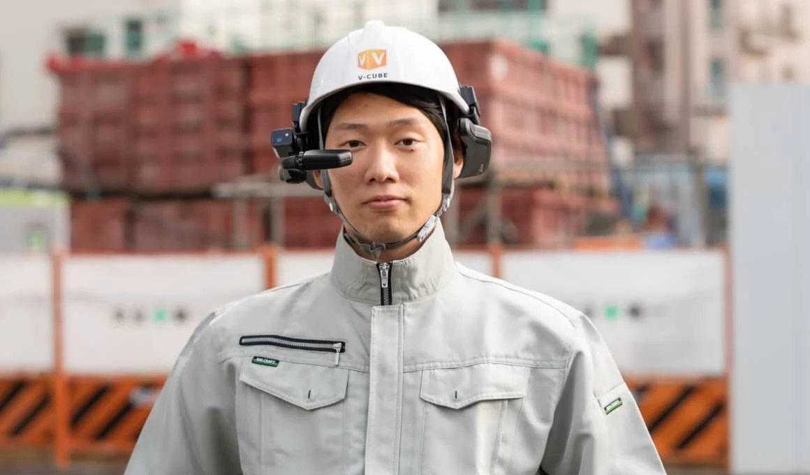 ＜RealWear社製スマートグラス着用イメージ＞