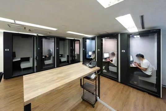 オンライン商談の対応として弁護士ドットコムがテレキューブ18台