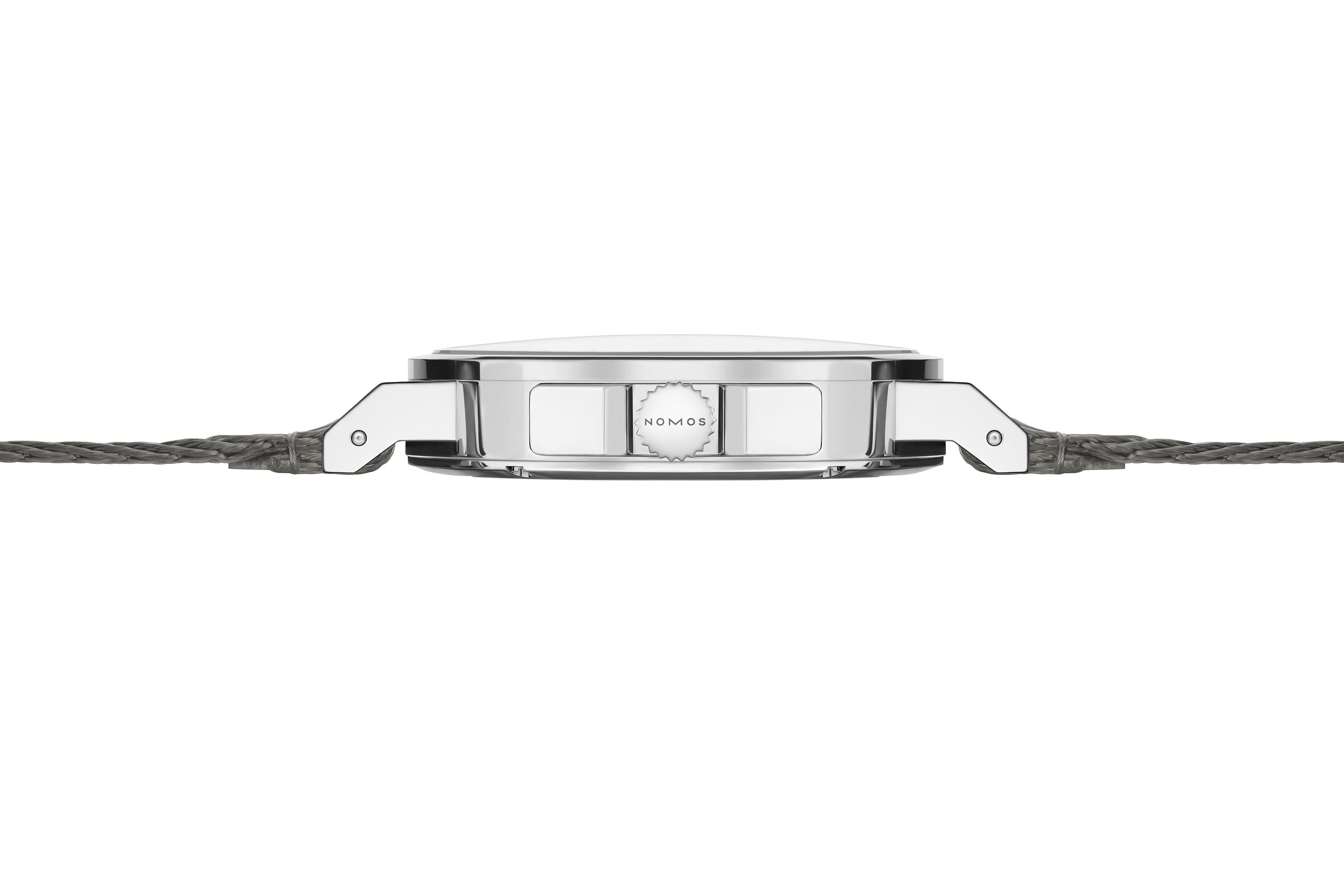 ケースの厚みは自動巻ながら9.9mmとスリムです。