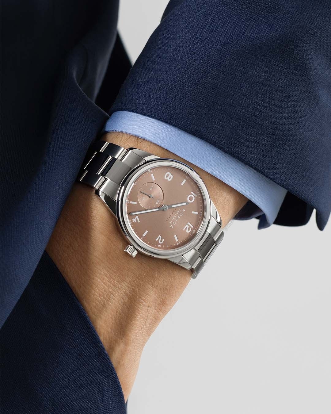 スポーティながらシックなカラーが手元を個性的に演出します。