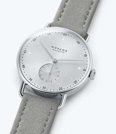 都会の摩天楼をイメージしたオールシルバー。