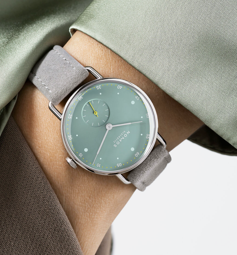 直径33mmのスマートなサイズは、女性、男性どちらでも似合います。