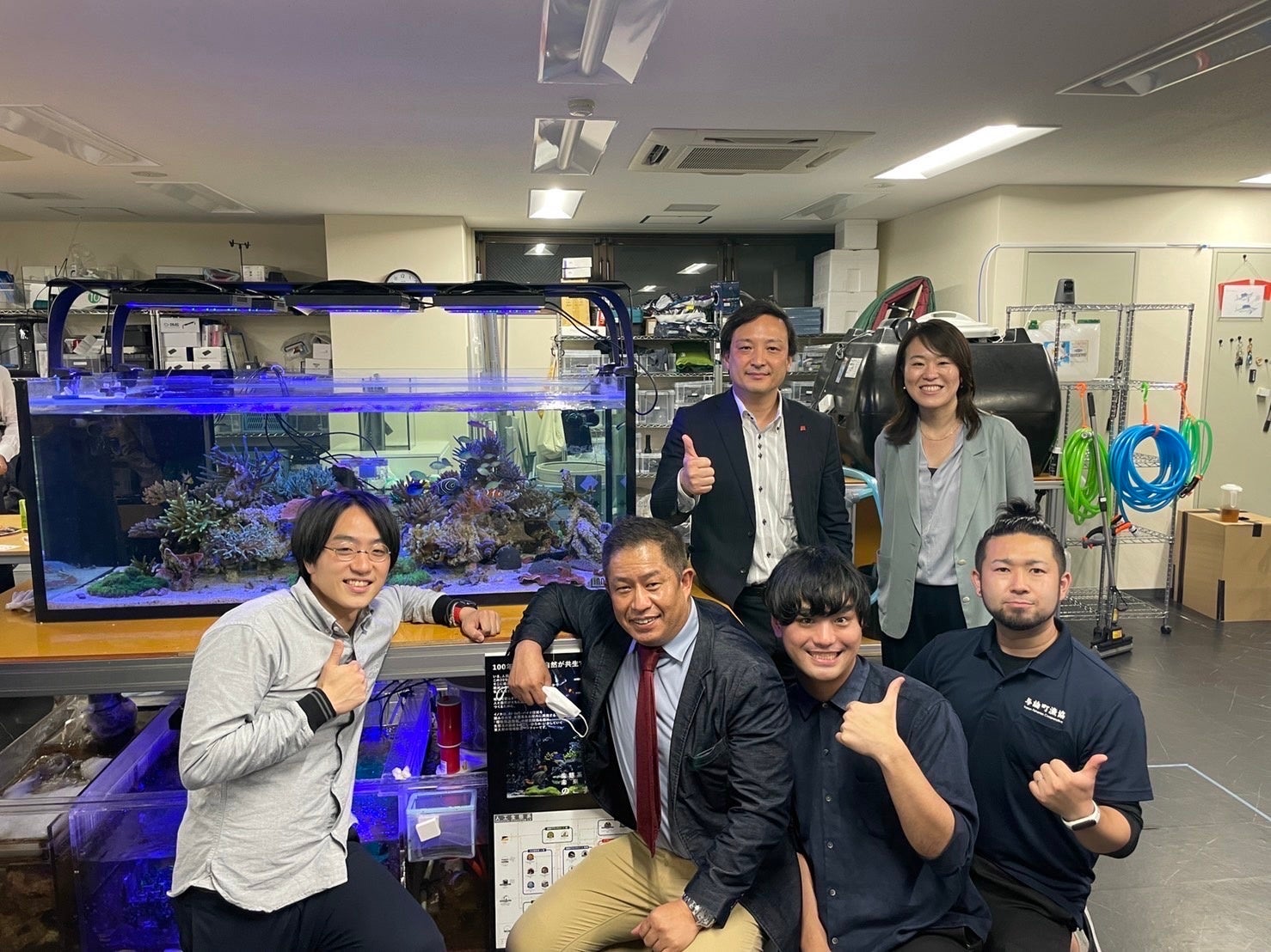 下段左から、株式会社イノカ 代表取締役CEO 高倉葉太、取締役CTO 上田正人、取締役COO 竹内四季、取締役CAO 増田直記。上段中央：株式会社イノカ 経営顧問 丸幸弘（株式会社リバネス 代表取締役 グループCEO）