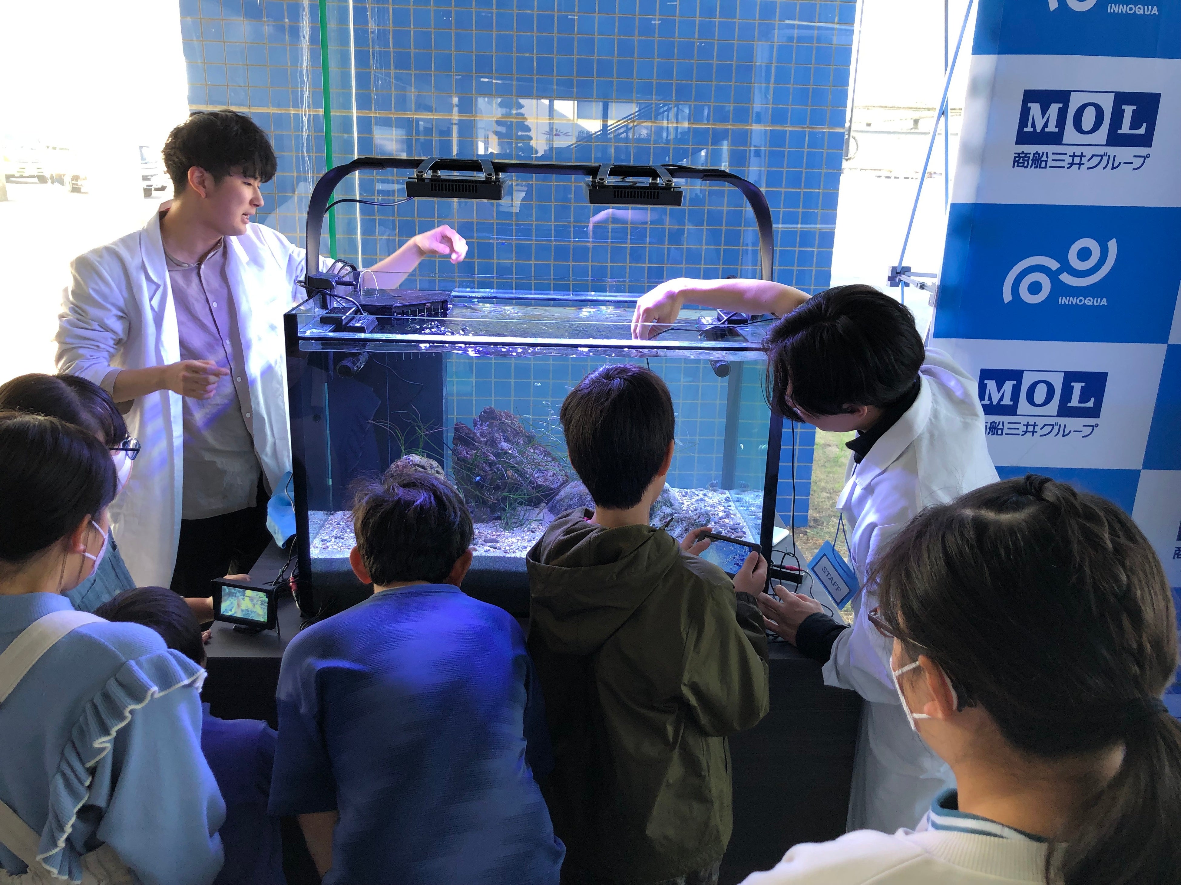 ドローンや水槽などを使ったイベントの様子