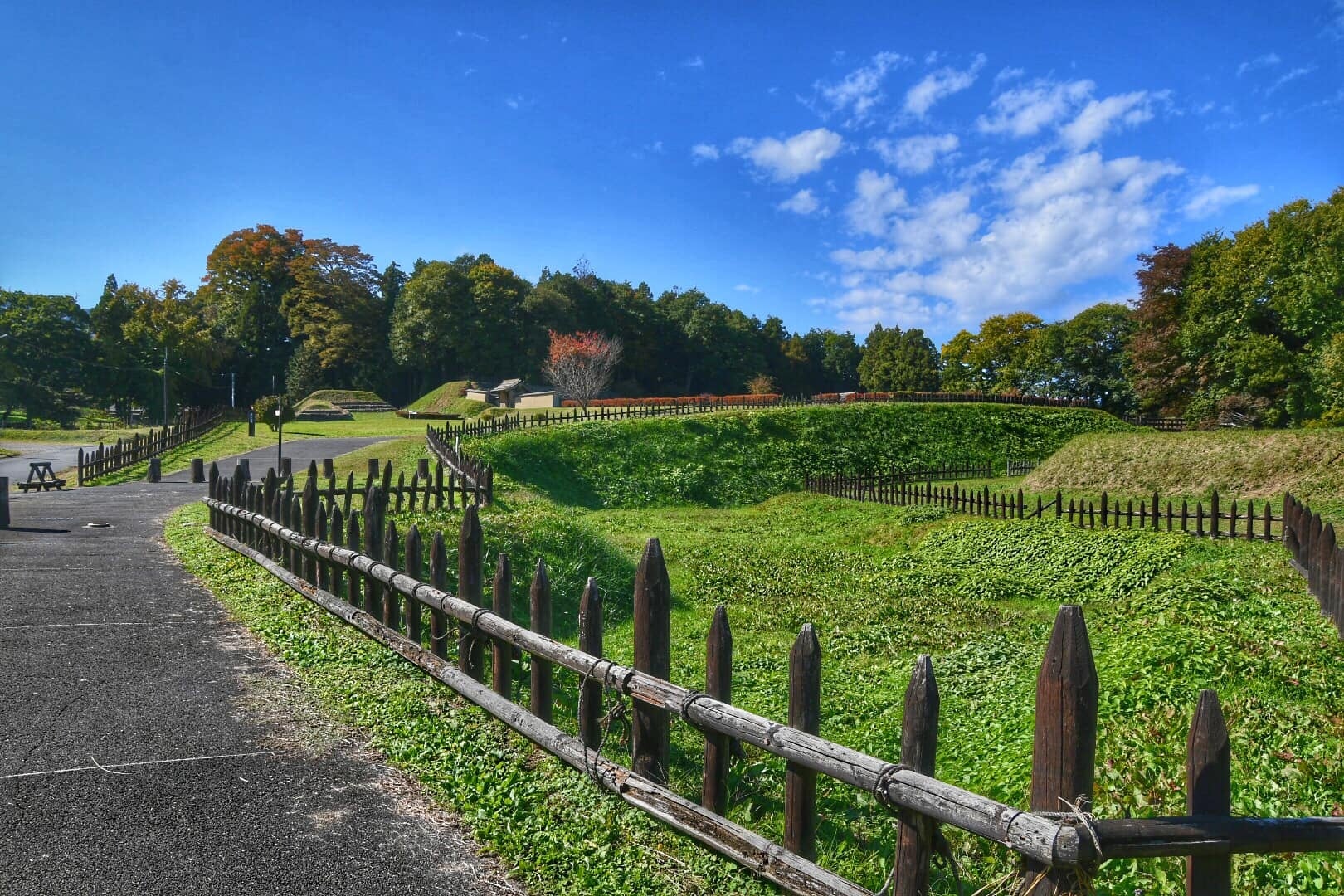 鉢形城公園遊歩道からお堀や土塁を望む（寄居町提供）