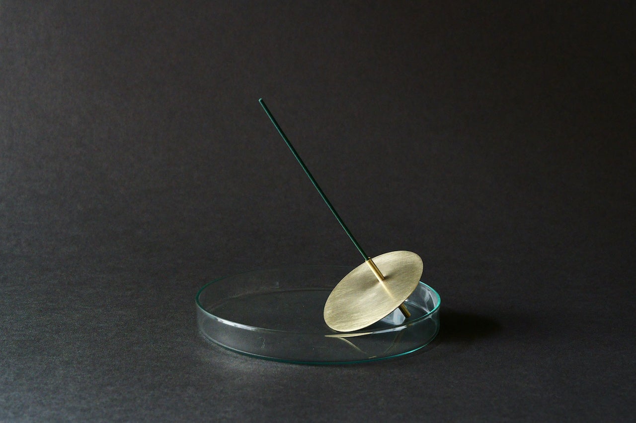 揺れるお香立て