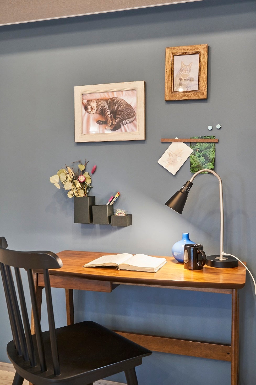 デスク周りの小物類も壁面収納で見た目もすっきり