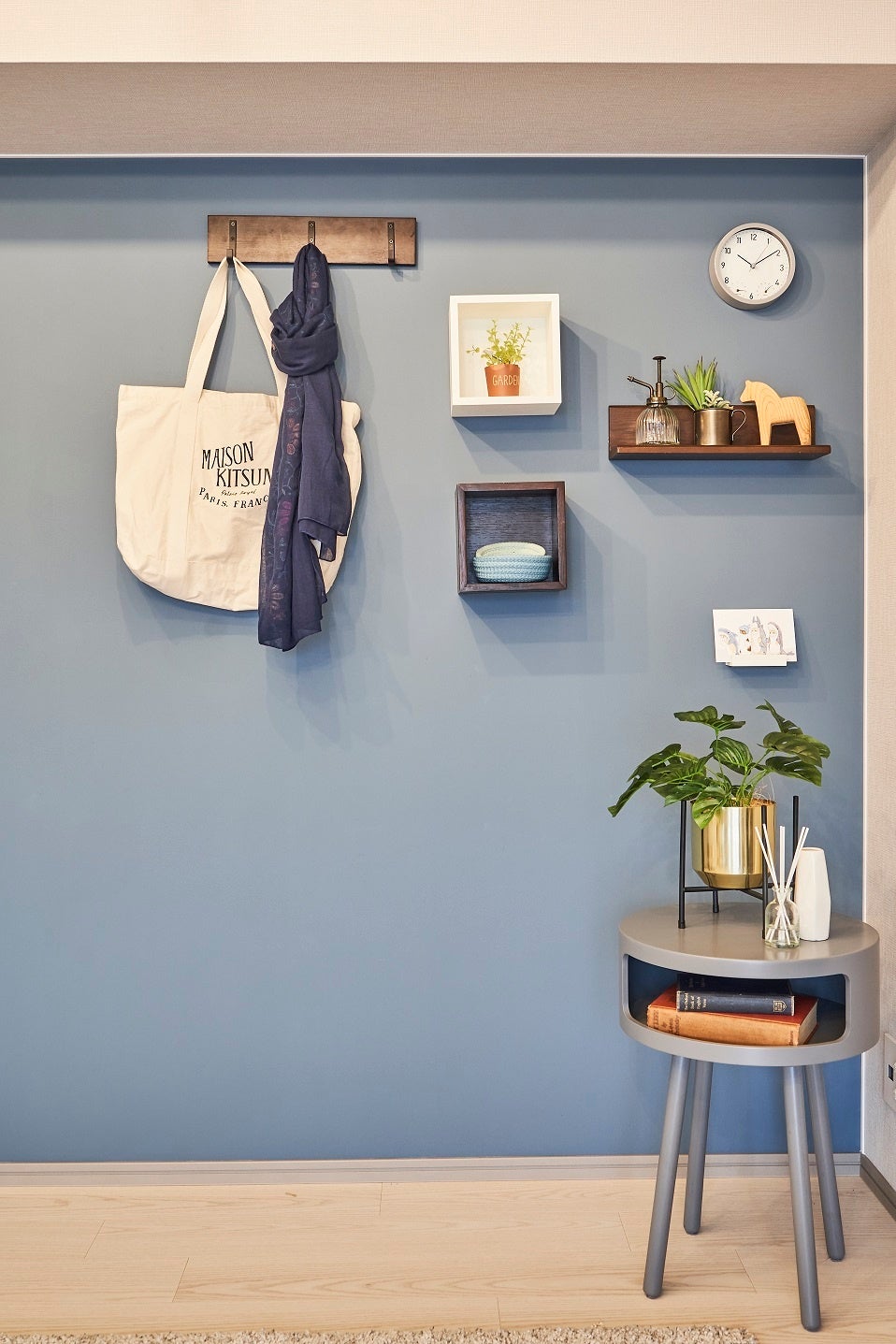 棚やフックを付ければ便利でおしゃれなインテリアに