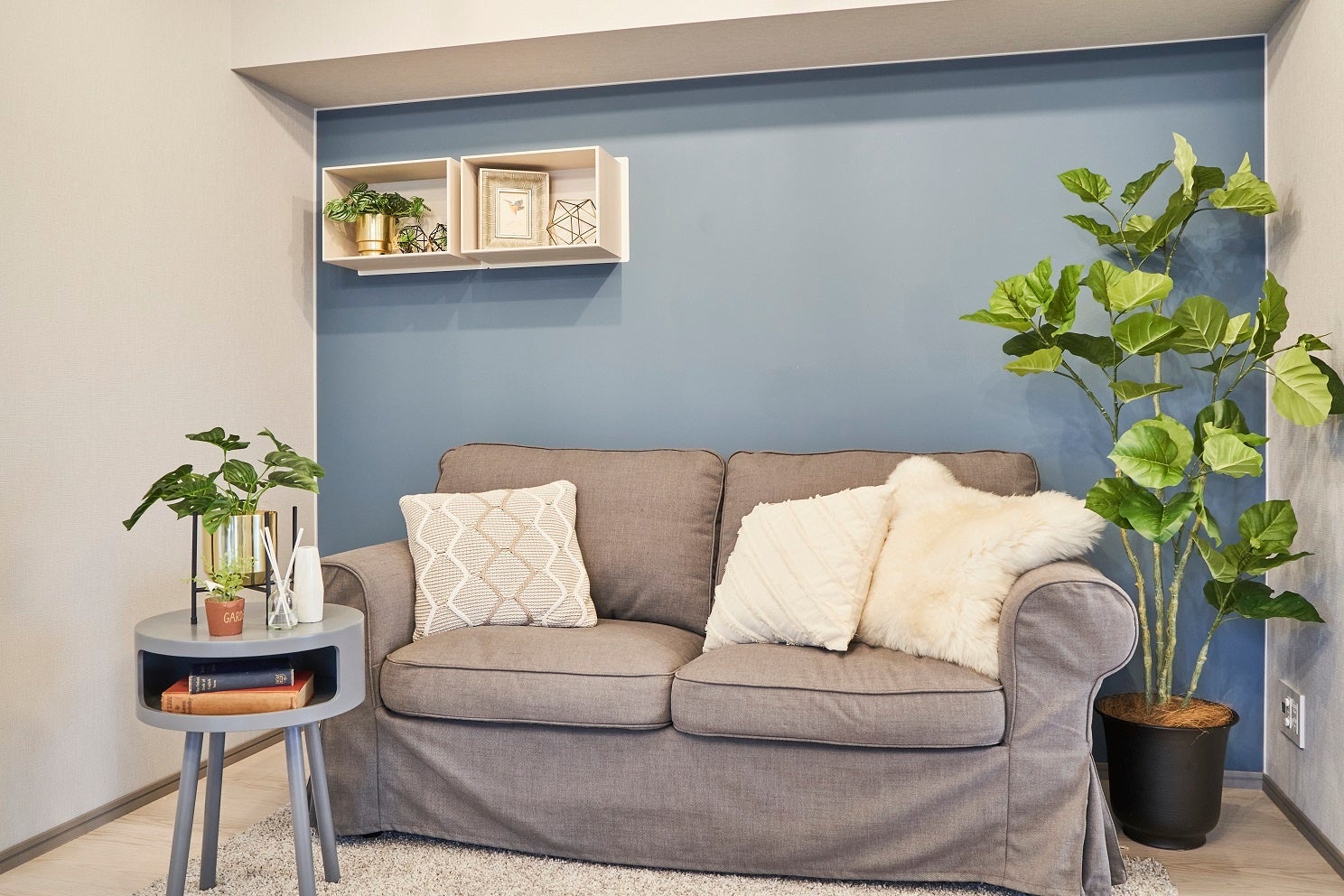 奥のブルーの壁面がマグネット対応壁・左上の箱が強力マグネットbox