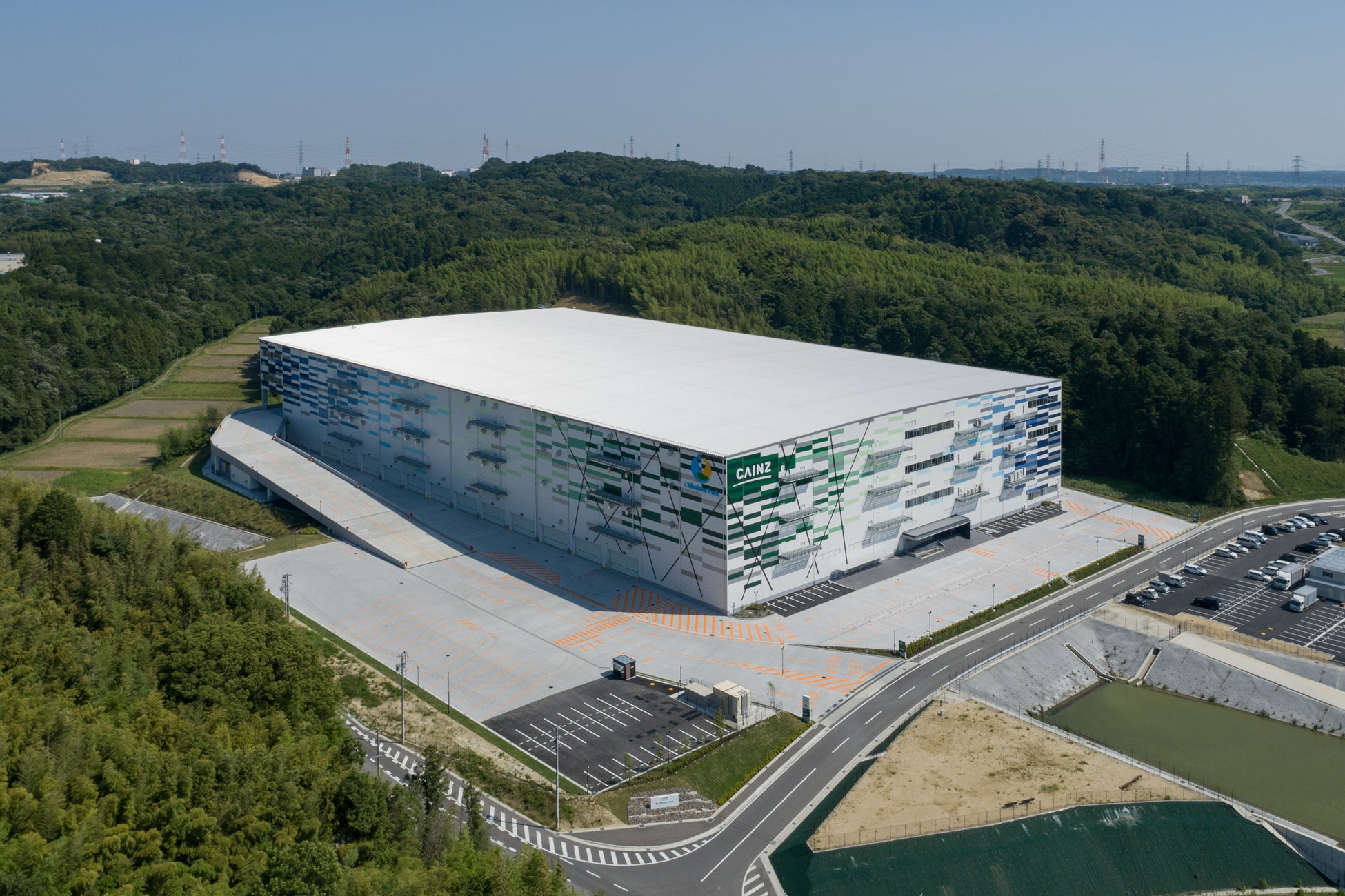 桑名市の市章、カインズ 、伊藤忠のコーポレートカラー(緑、青)を基調とし、周辺の環境にもマッチしたグラデーションの効いたデザイン