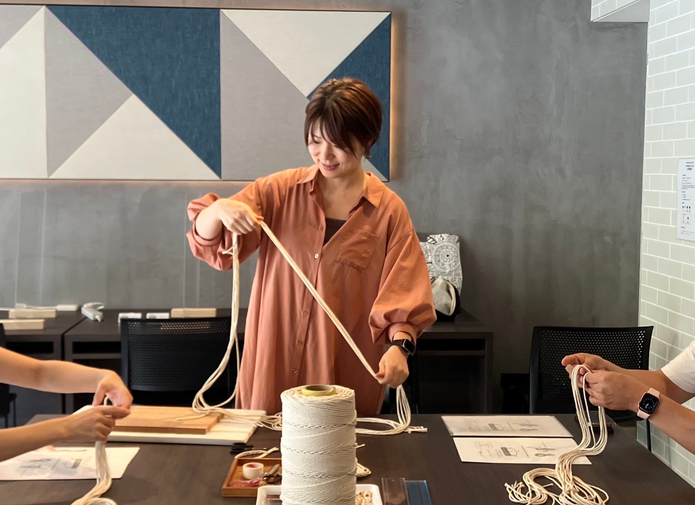 マクラメを作っている様子