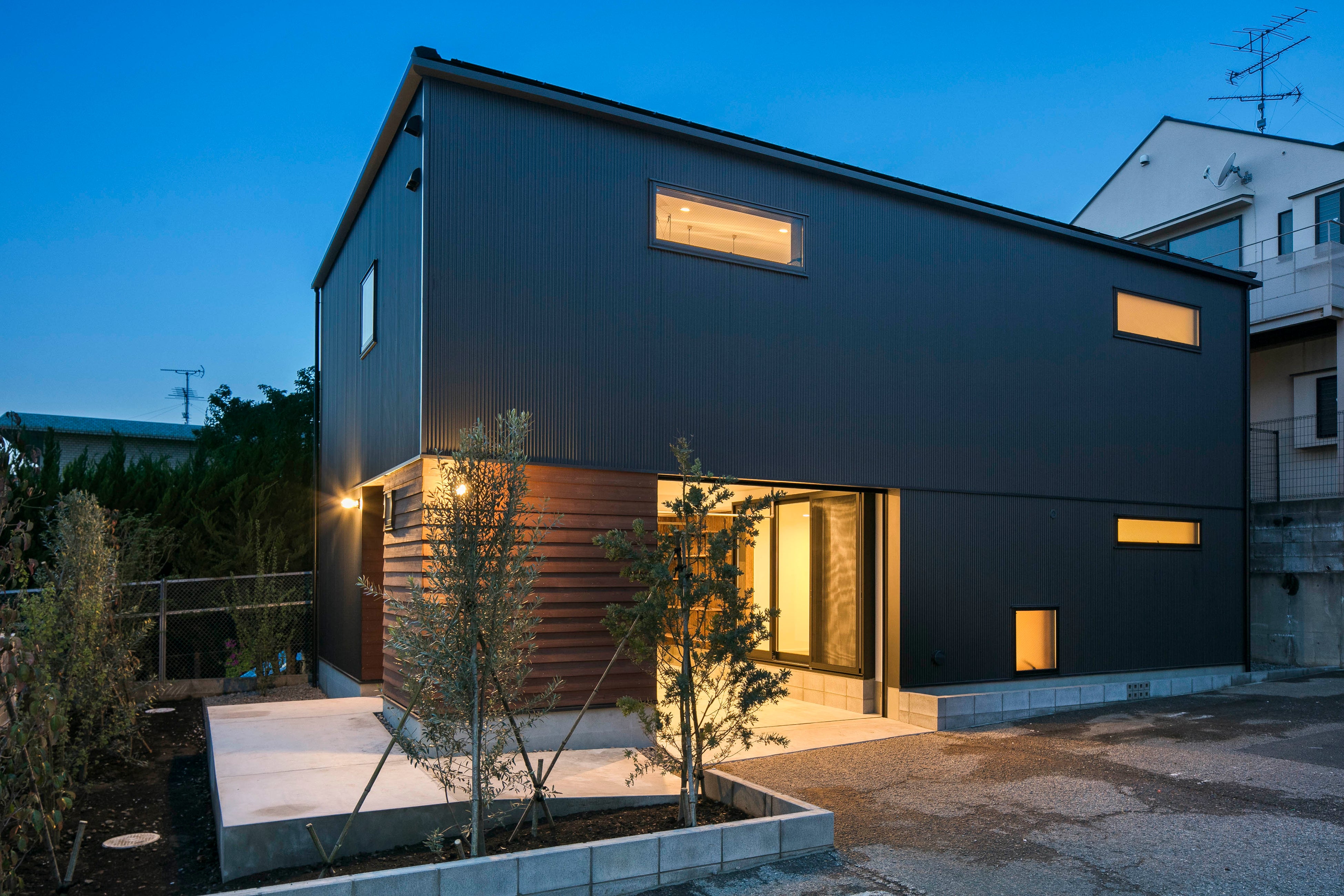 「平日はリビング、休日はアウトドア。くつろぎ遊ぶガレージハウス」設計、施工：株式会社ホープス