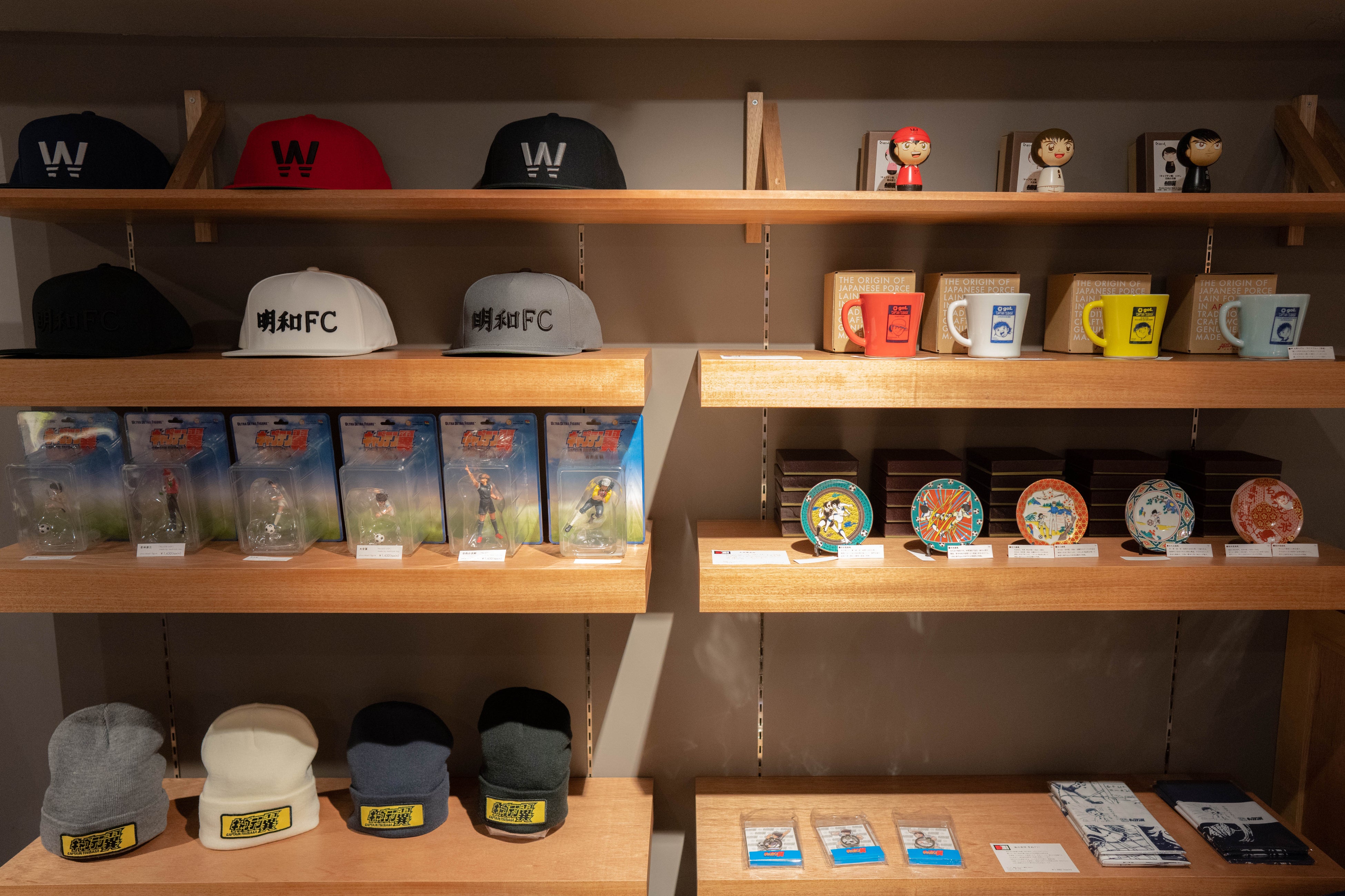 キャップやアクセサリーなど充実のラインナップ