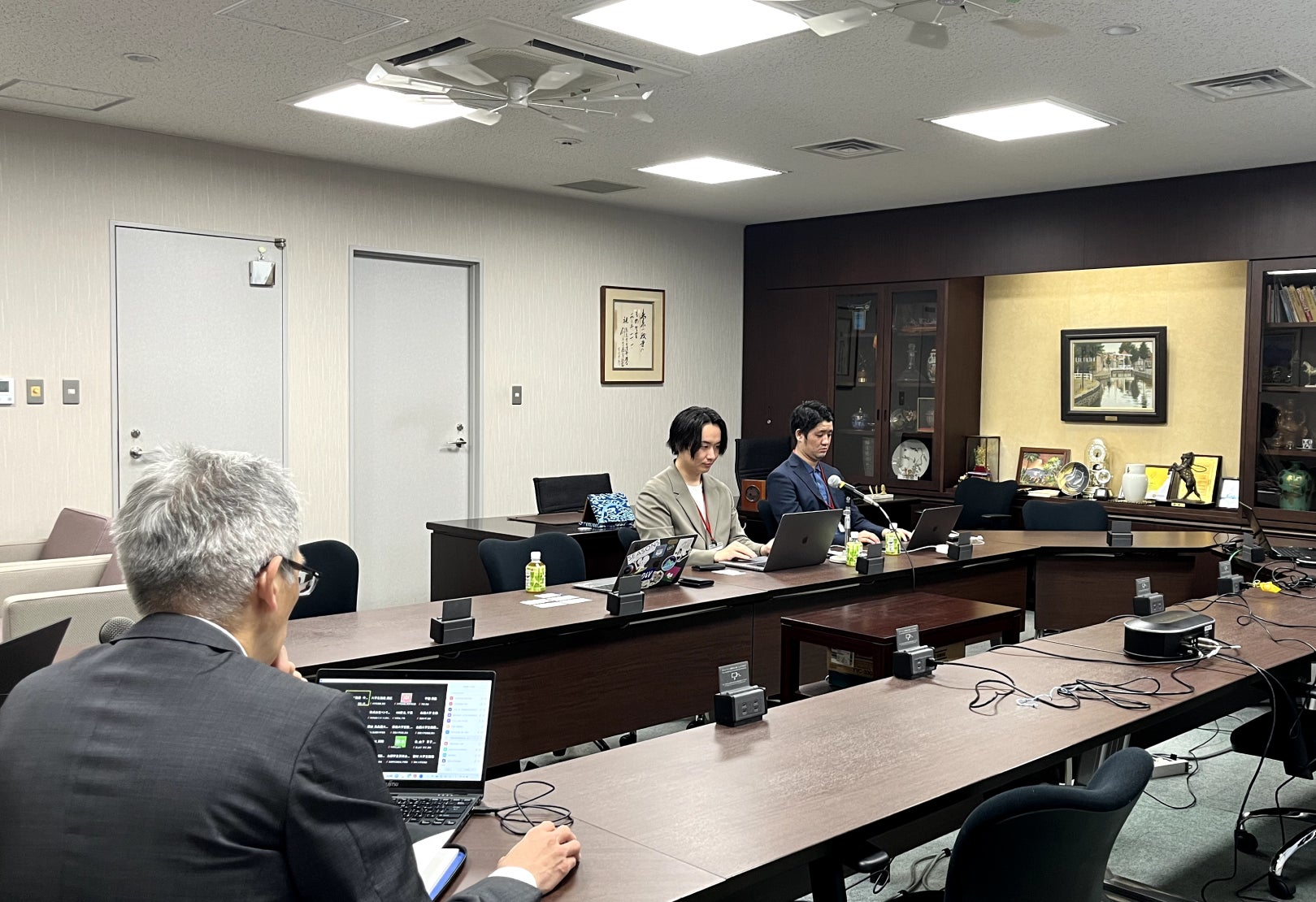 (画面左から)全国大学生活協同組合連合会 専務理事 中森様、ペンマーク代表 横山、ペンマーク部長 表
