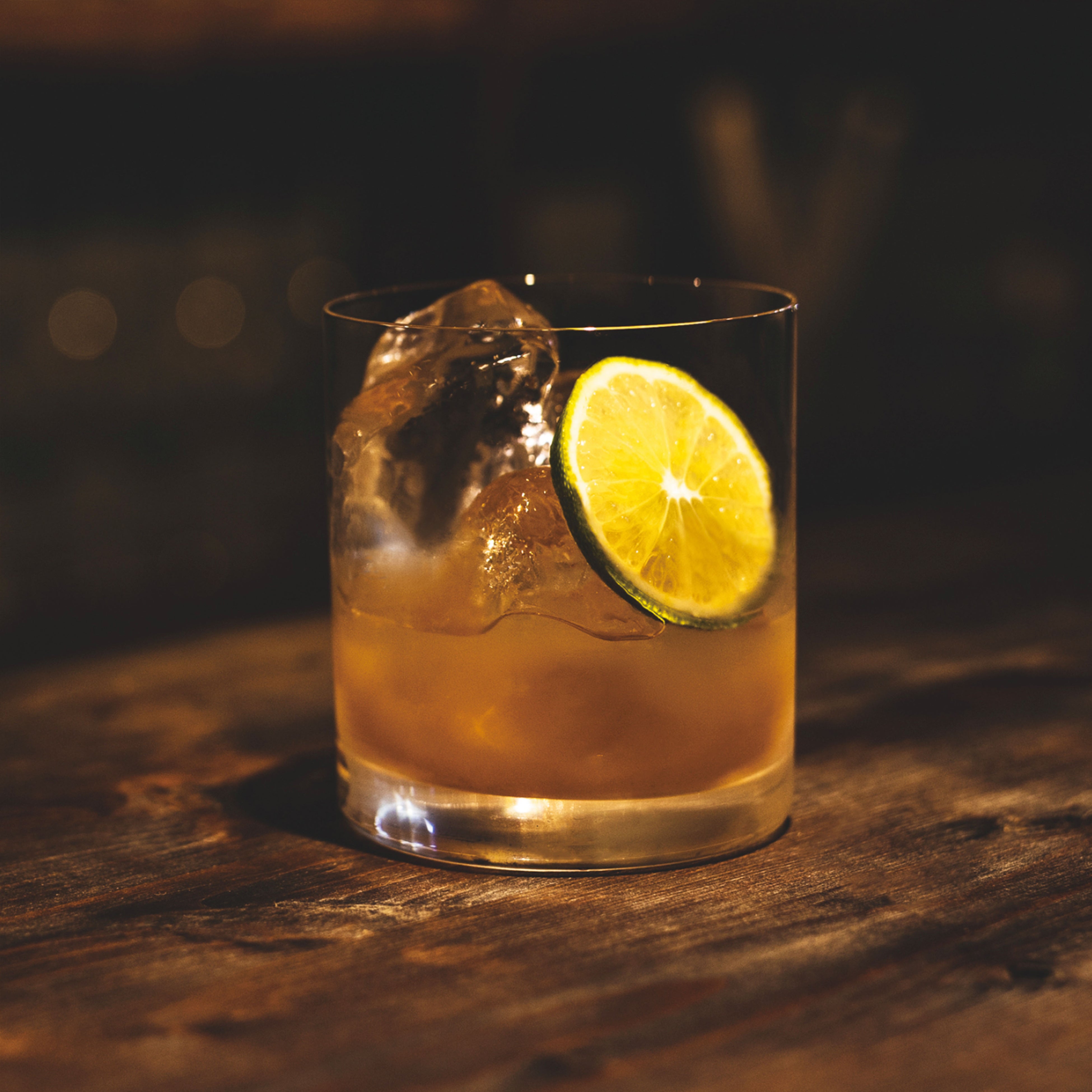 ジノの香り豊かな一杯「ジノライム」 材料：ジノ（30ml）、ライム（適量）、砂糖（3ml）