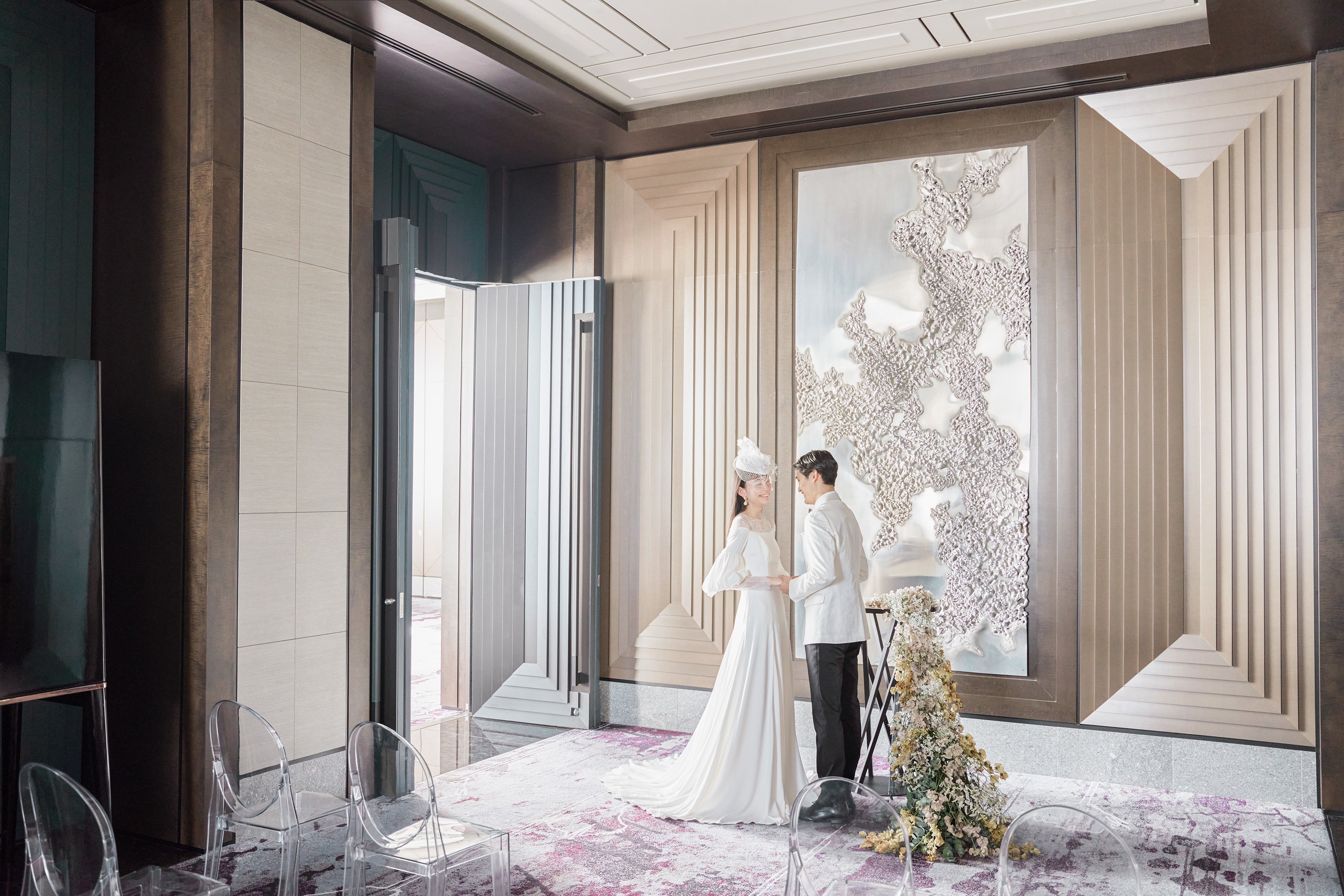 ▲バンケット前のホワイエのARTをそのまま生かした挙式