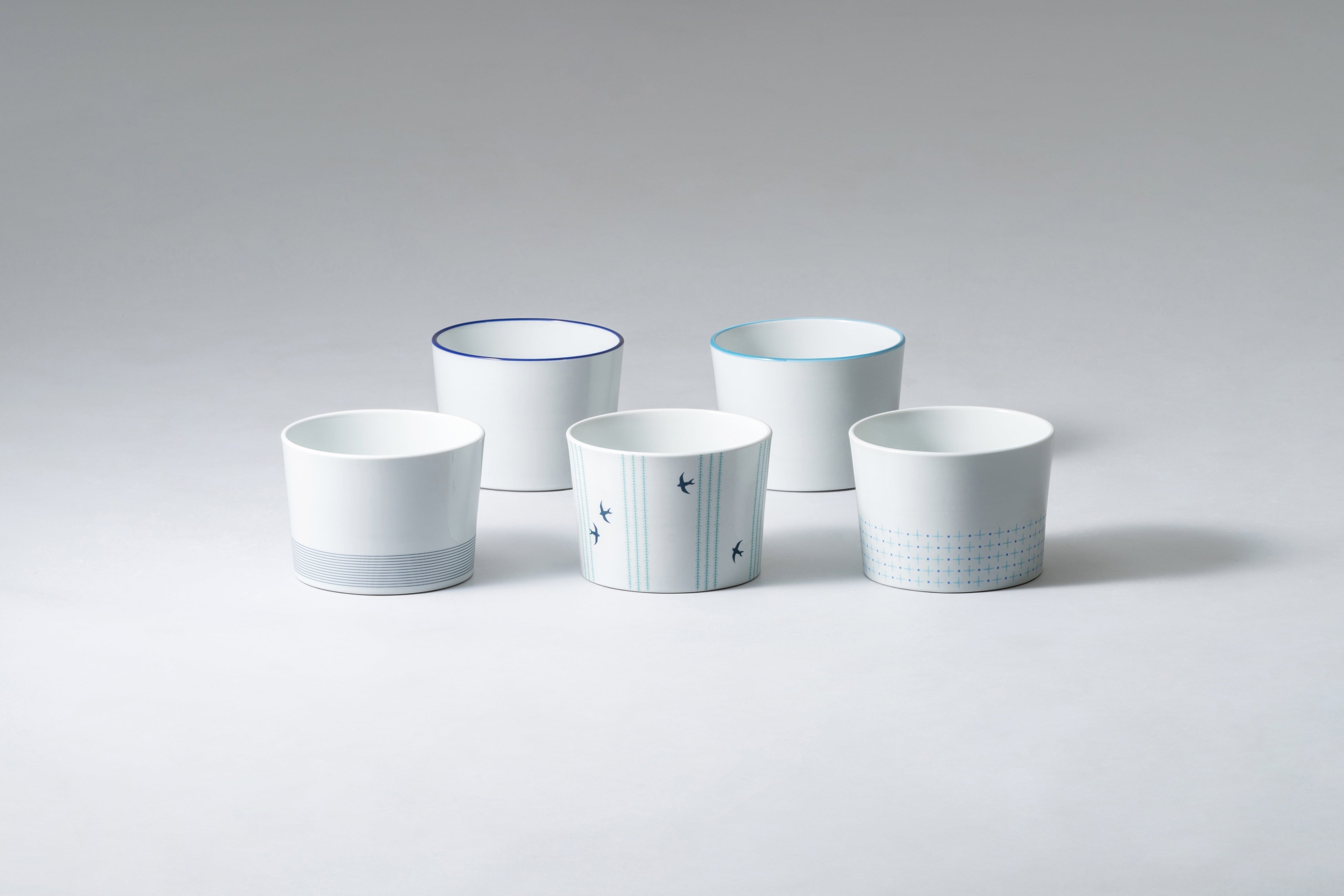 新色はすべてはさみホワイトがベース。フチや絵柄の彩りで アクセントを加えた。