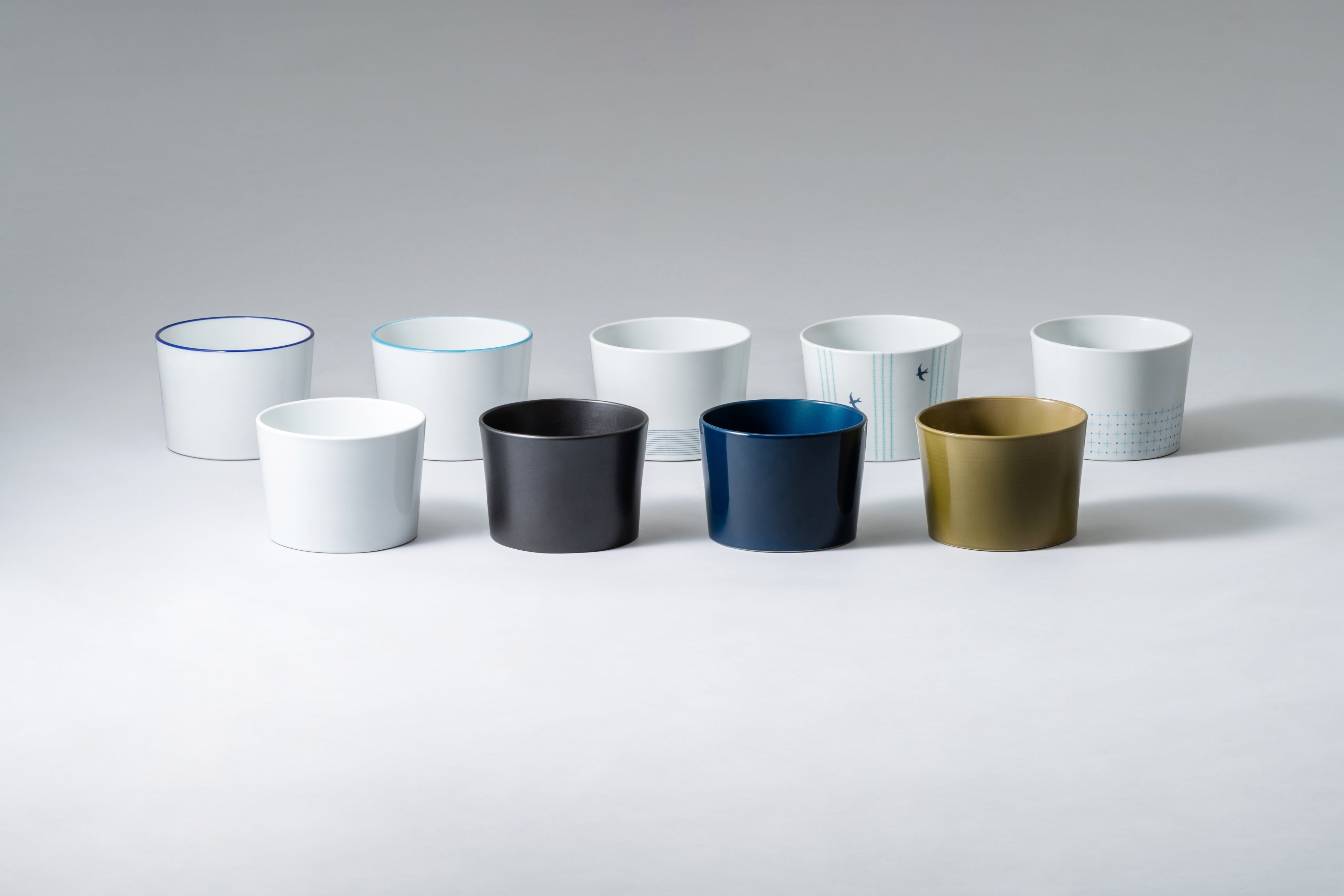 手前左から発売中の「はさみホワイト」「マットブラック」「ネ イビー」「オリーブ」。 奥左から新色 「フチ青色」「フチ水色」 「ボーダー」「柳とつばめ」「マス」