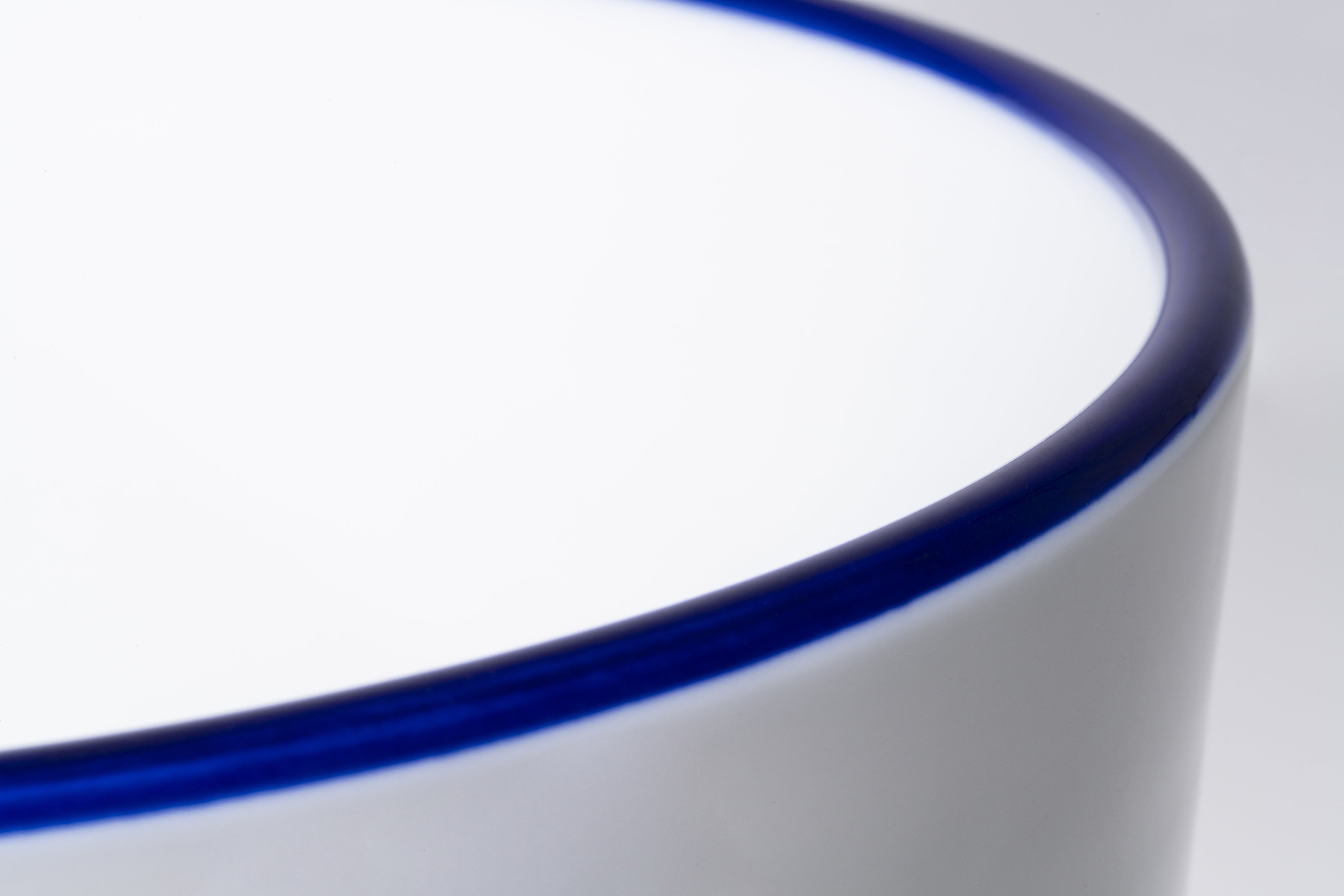 フチは窯元の職人が一点ずつ筆で描いたもの（フチ青色）