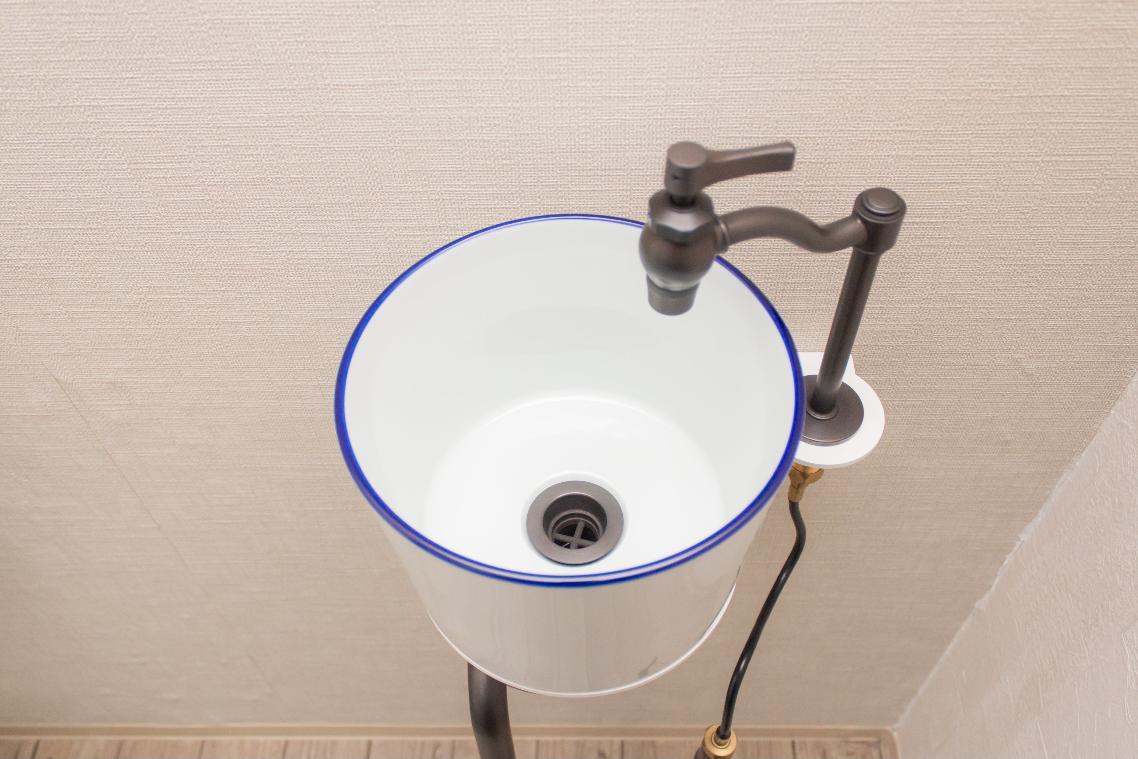 水ハネに配慮し、高さは154mmと深めに。