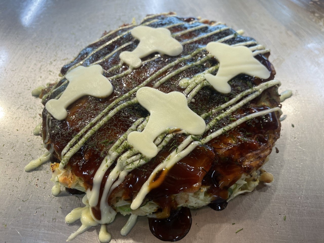 『成田空港“ホクホク”お好み焼き』 ※提供時は半分にカットした状態となります