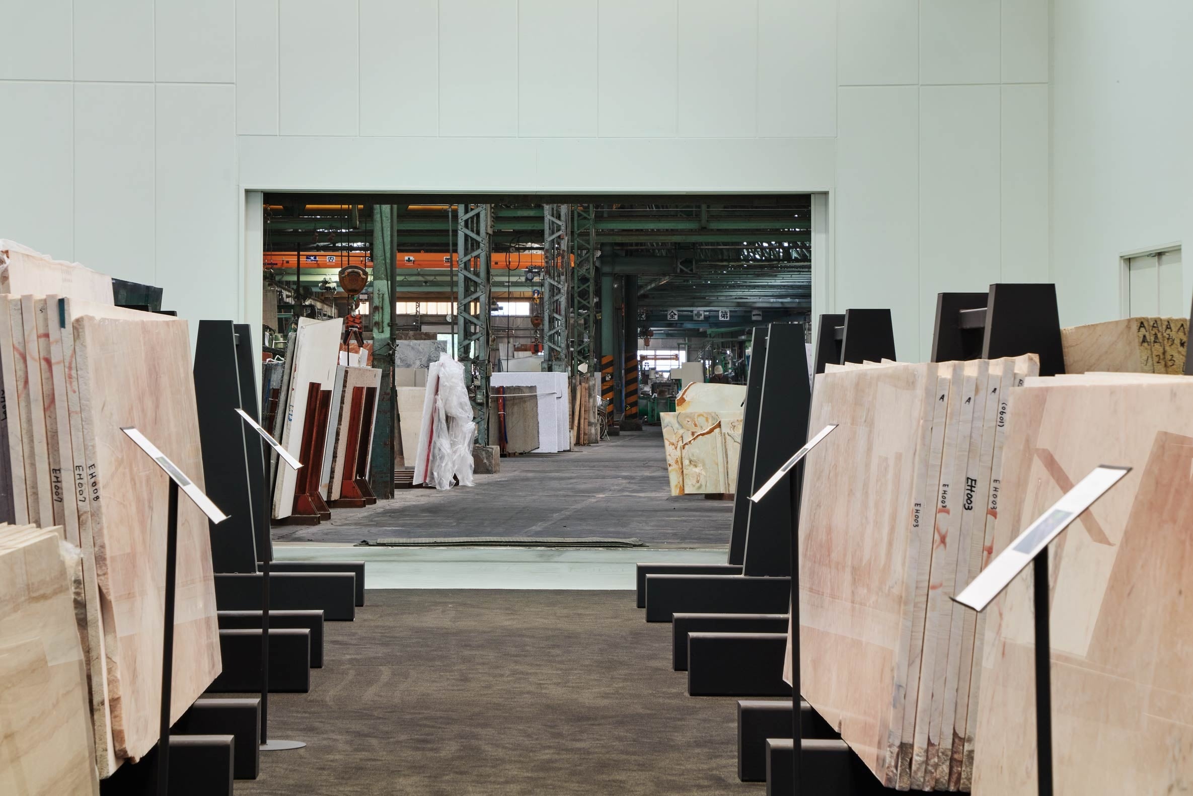 ギャラリーは加工工場と直結している