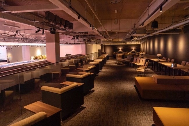 80席のムード溢れるラウンジスペース