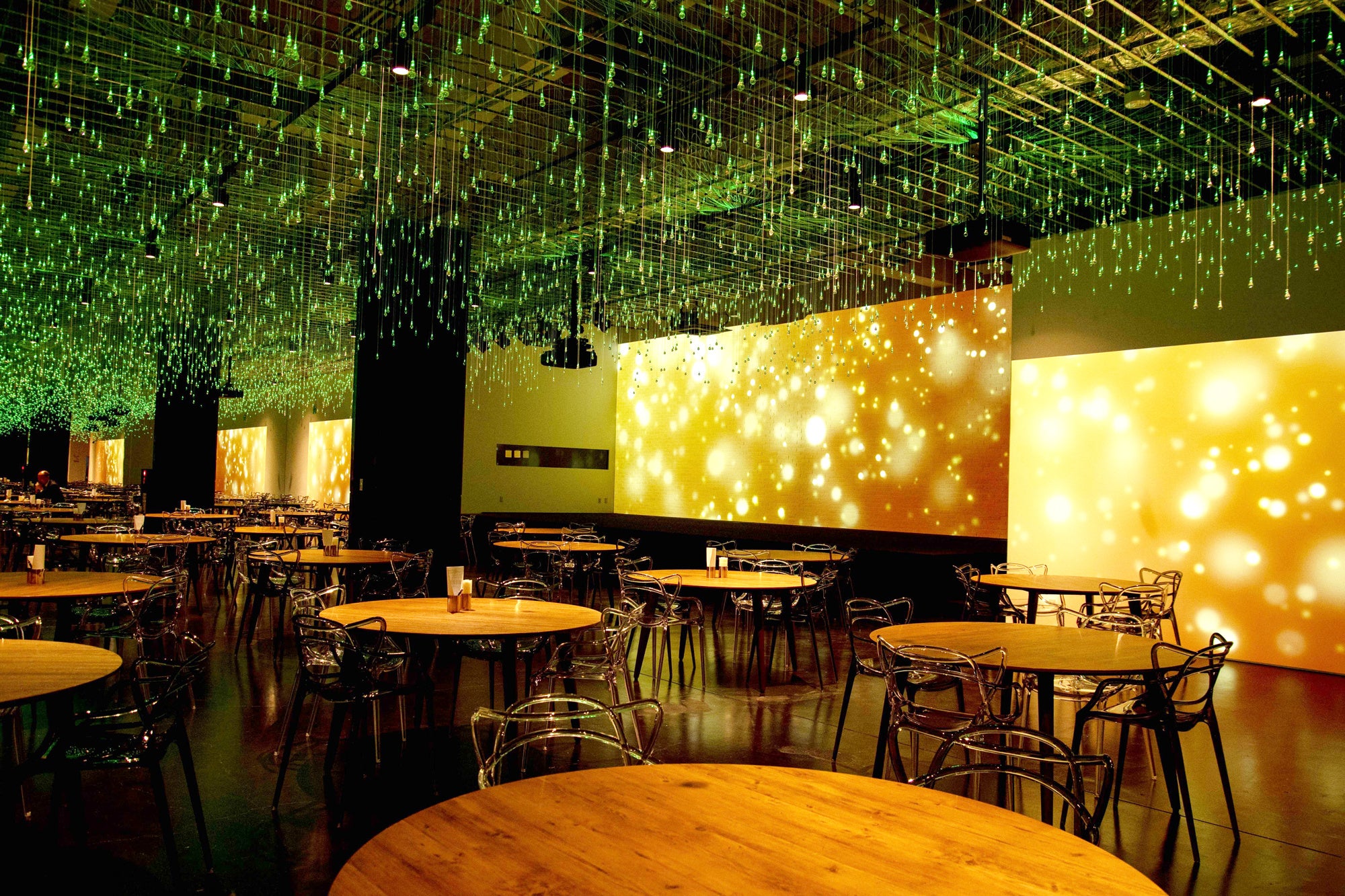 舞台を擁すラグジュアリーな300席のレストラン