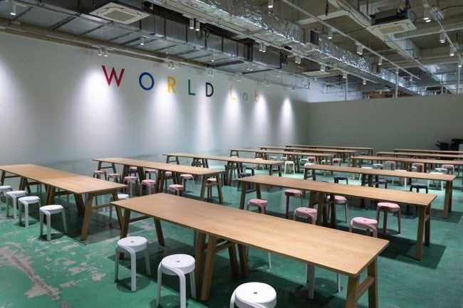 約150席の白壁のワーキングスペース