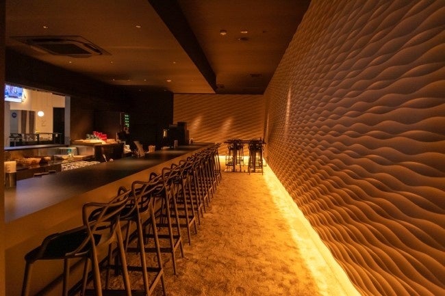 20席のモダンなBarスペース