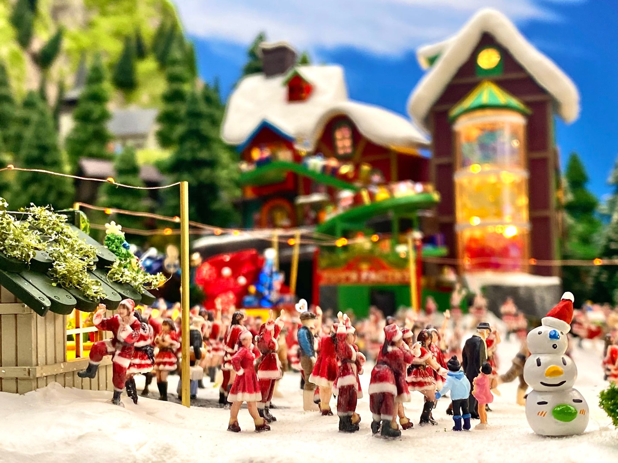 過去に行われた『世界の街』エリアにミニチュアサンタが大集合した際の様子（クリスマス）