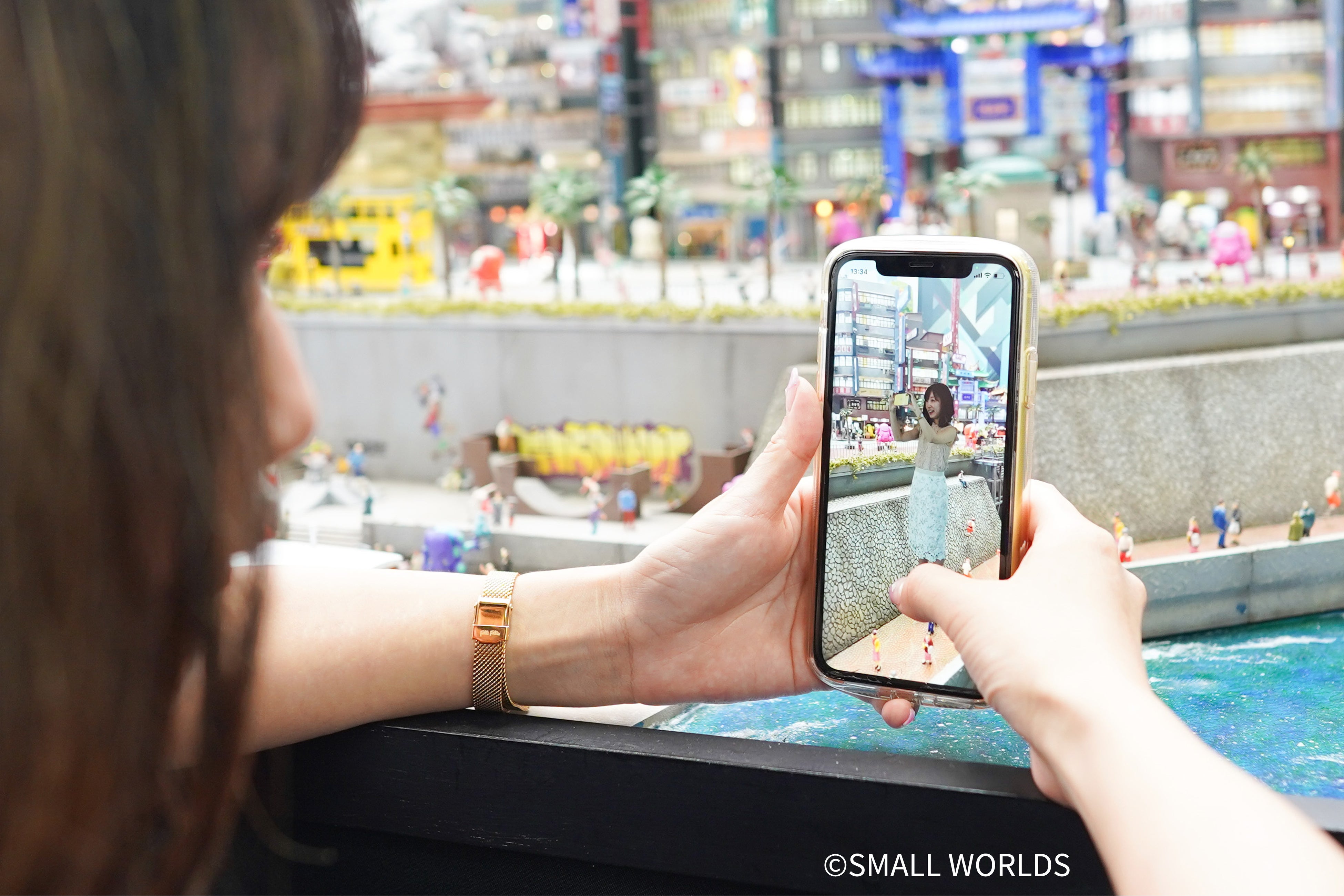 AR（デジタルフィギュア）を体験する様子