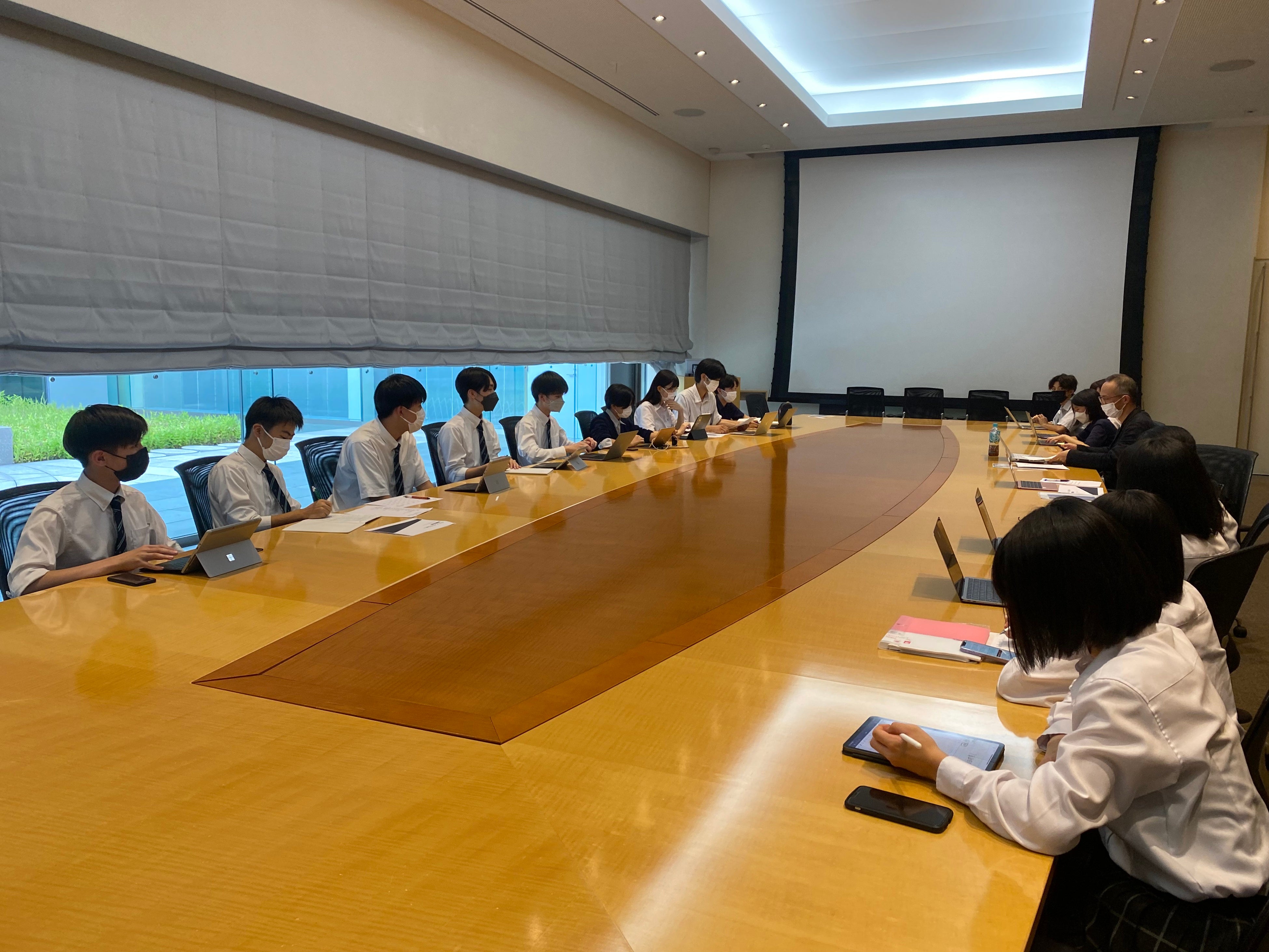 プログラムの内容を議論する高校生